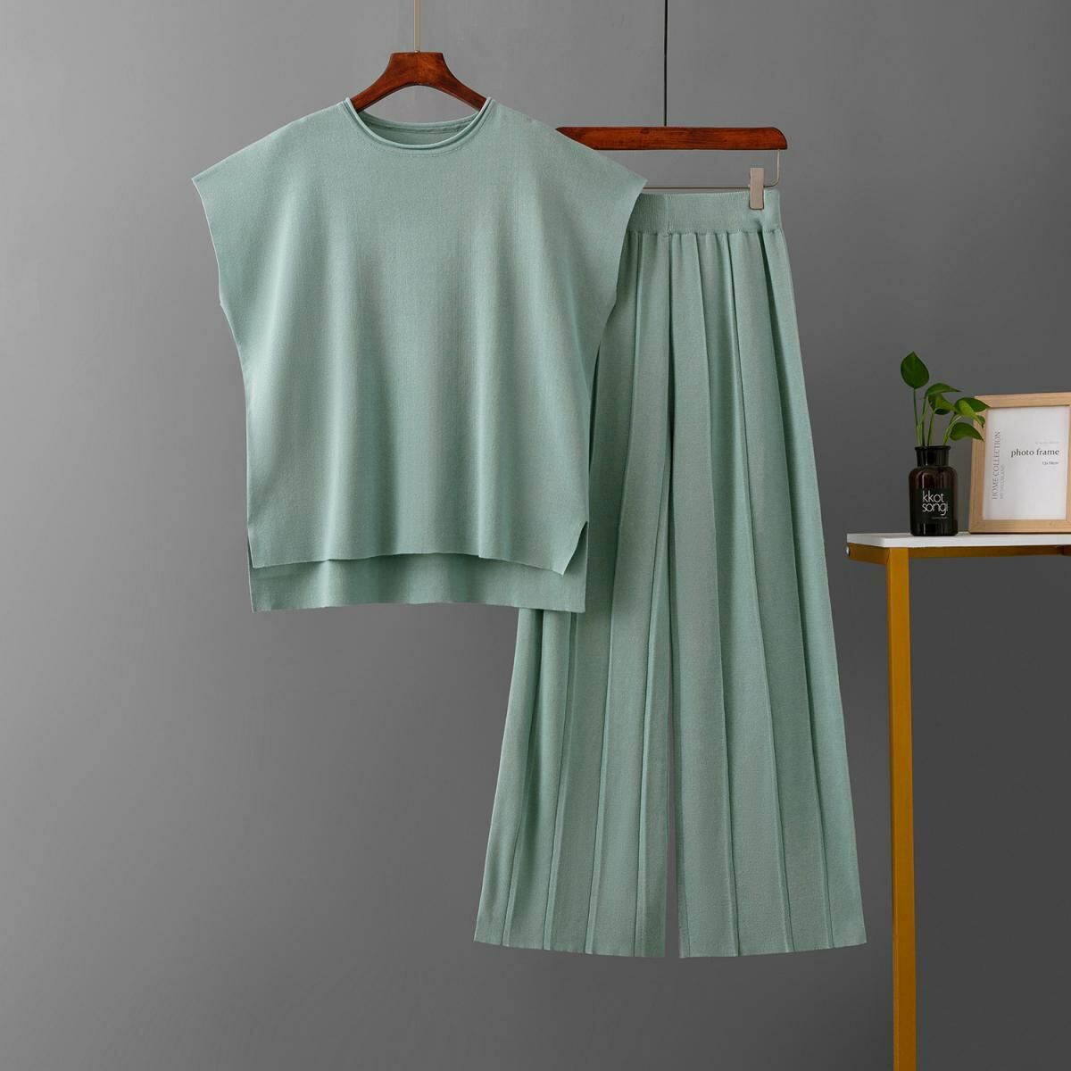 Sleeveless knit suit in solid color (one-size-fits-all top + pants green)