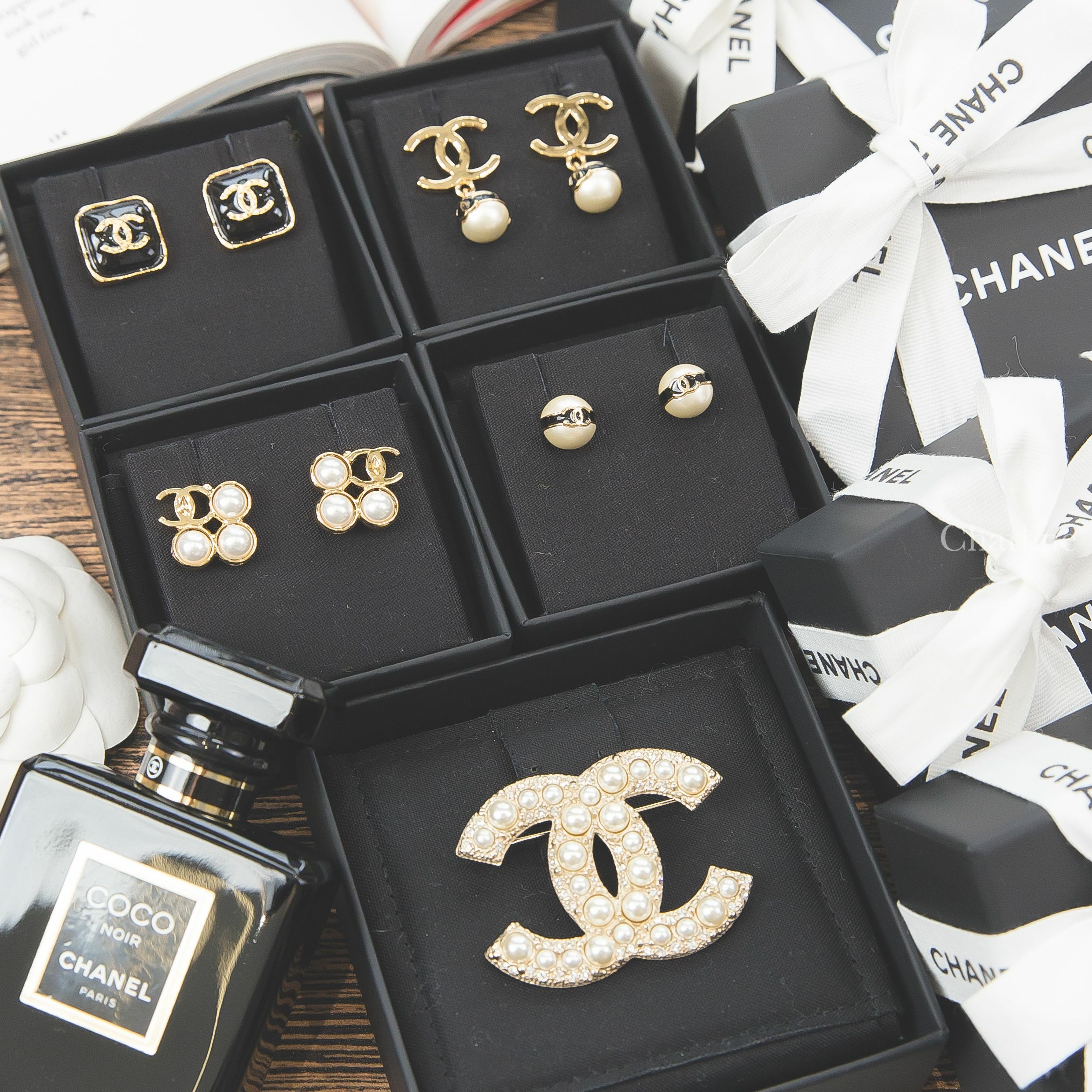 Chanel 金色CC黑色線條珍珠垂墜耳環,黑色線條金CC珍珠耳環,金色CC白色珍珠不對稱方形耳環,黑底金CC金色邊框方形耳環,金色大小珍珠水鑽CC胸針-Charline Boutique 精品代購