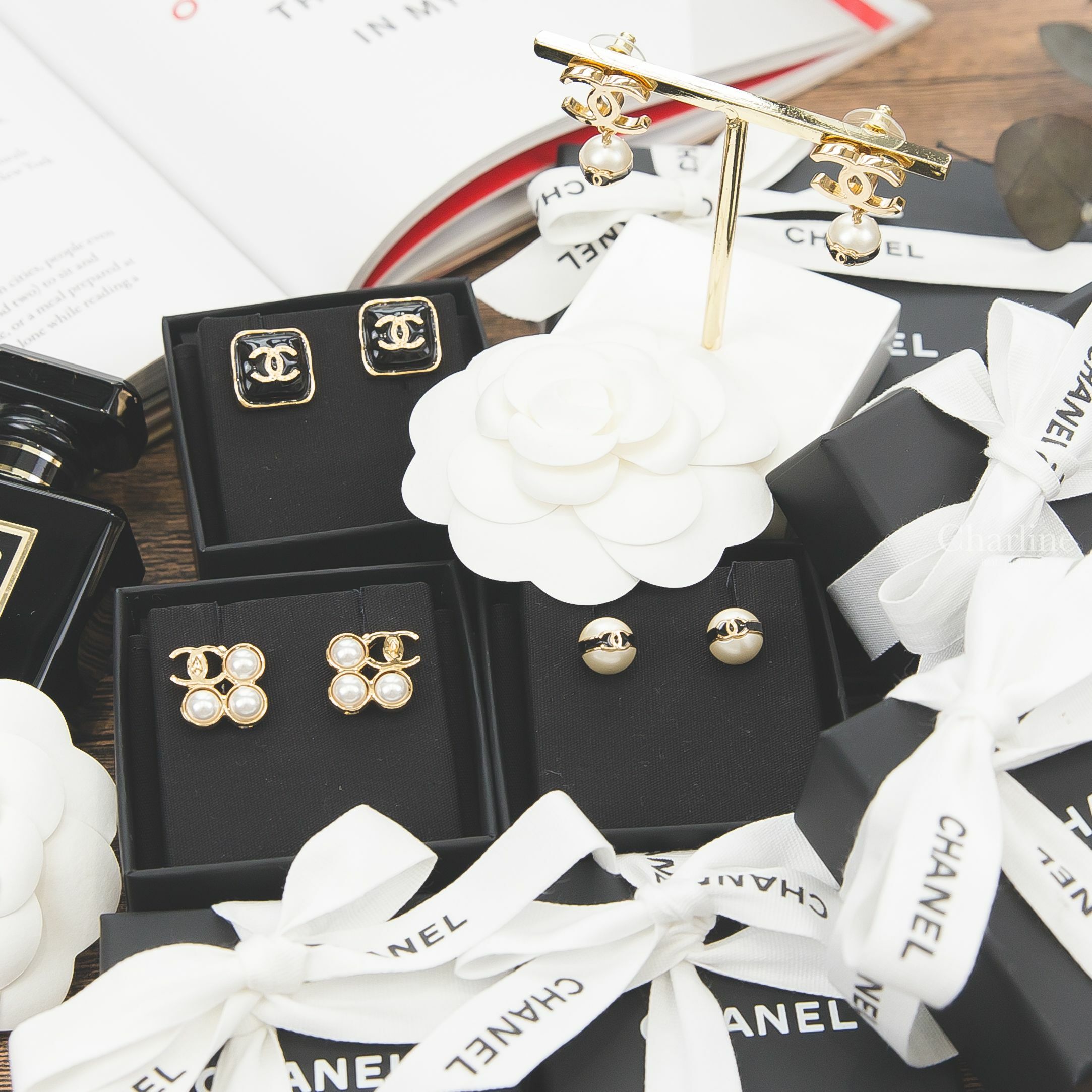Chanel 金色CC黑色線條珍珠垂墜耳環,黑色線條金CC珍珠耳環,金色CC白色珍珠不對稱方形耳環,黑底金CC金色邊框方形耳環-Charline Boutique 精品代購
