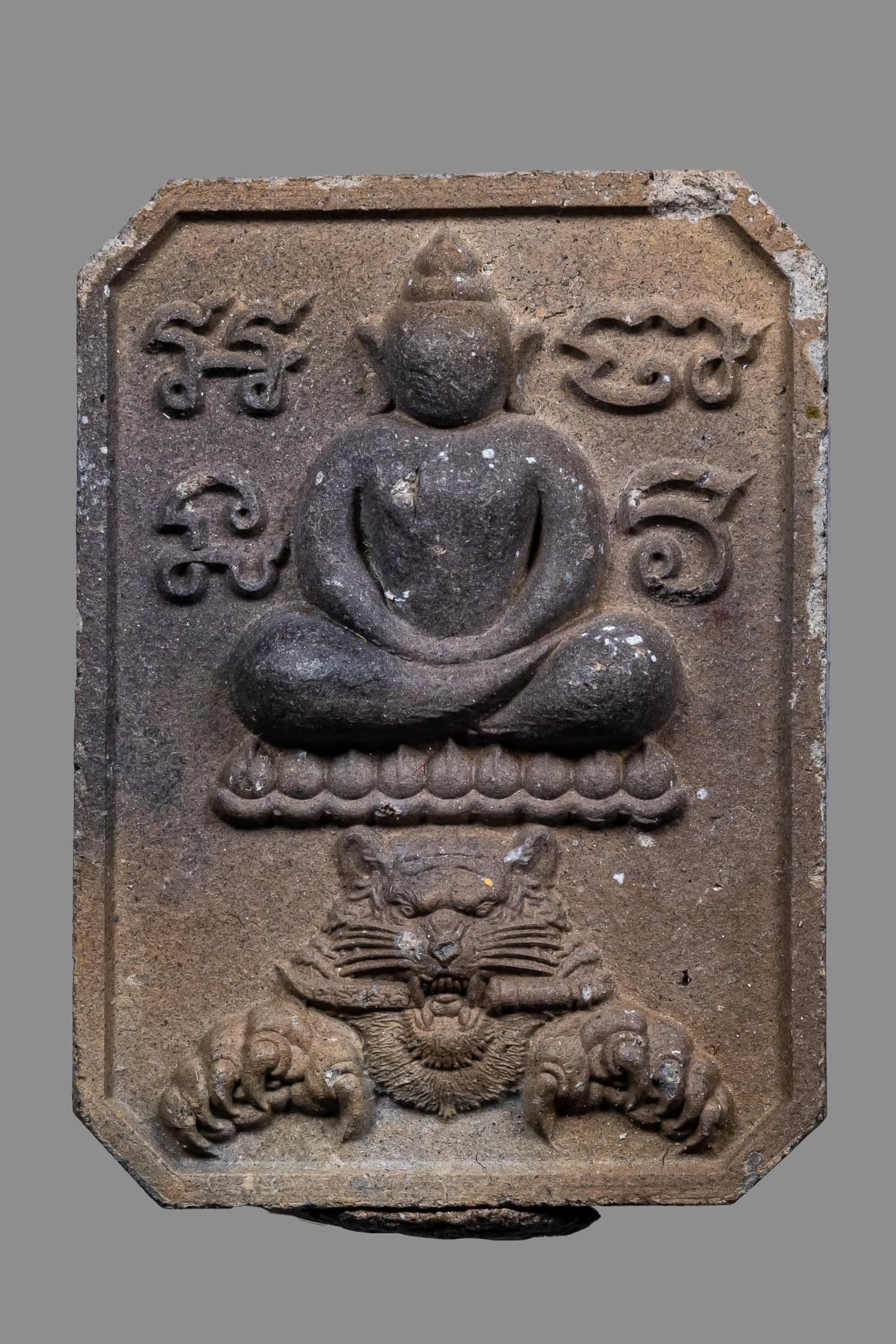 『泰國佛牌』黎逸府 瓦內薩馬奇 帕阿贊丁棟 神獸崇迪『虎咬劍』 05240510