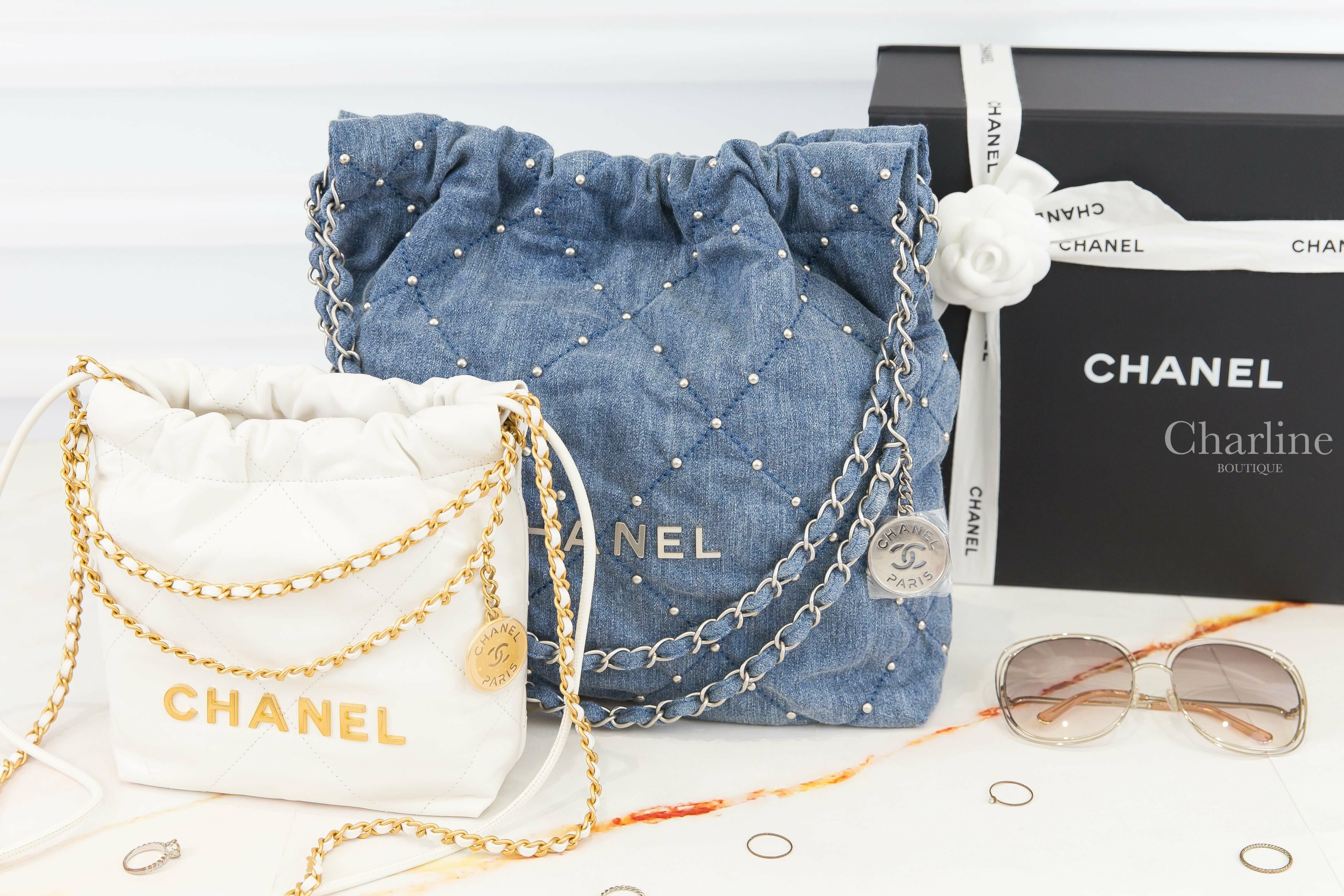 Chanel 22 Small Handbag 藍色銀字徽章鍊帶小型圓形鉚釘水洗丹寧大菱格紋肩背包,Chanel 22 Mini Handbag 白色金字徽章鍊帶迷你小牛皮大菱格紋手提肩背包-Charline Boutique精品代購