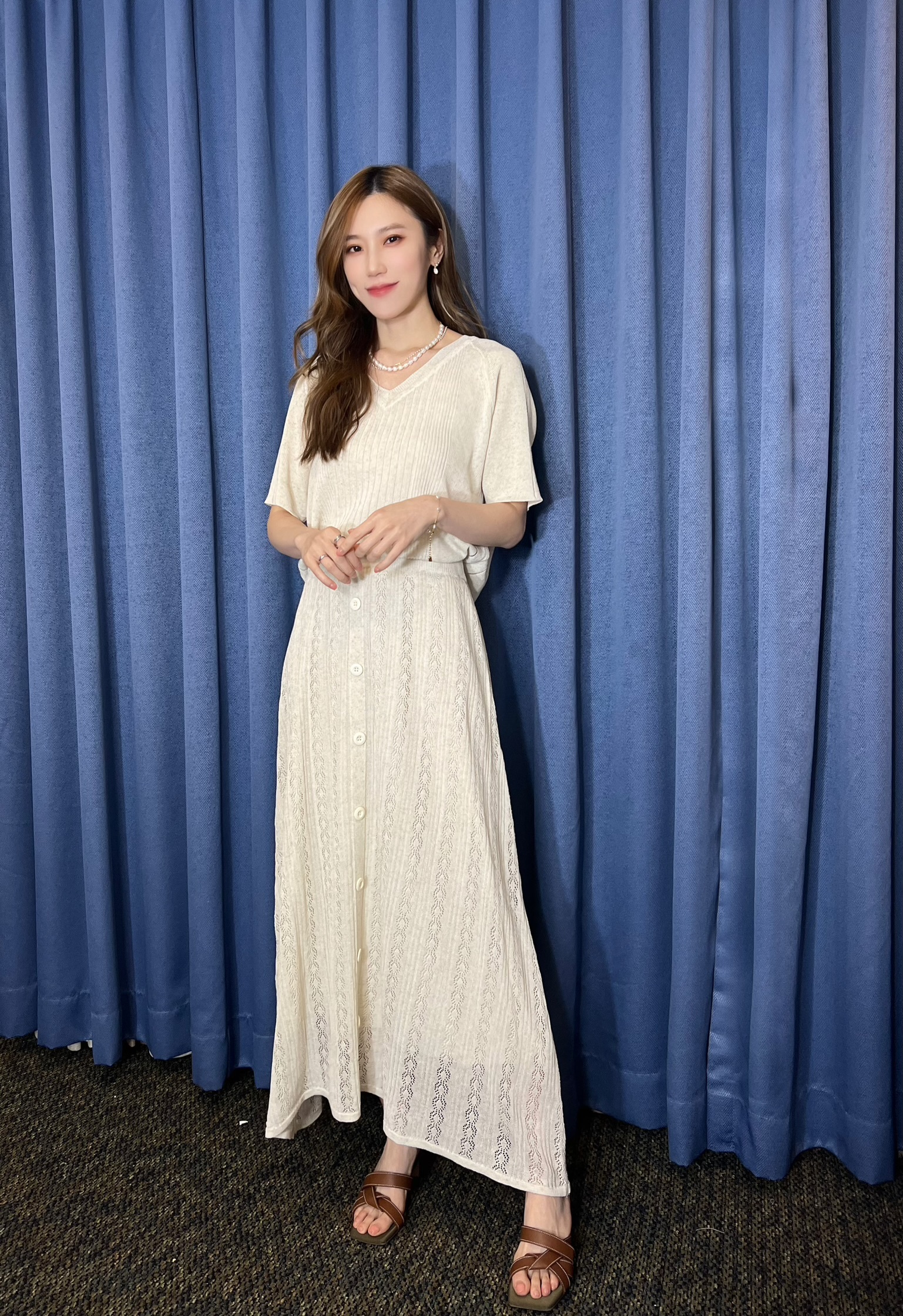 針織短袖Ｖ領上衣+鈕釦長裙