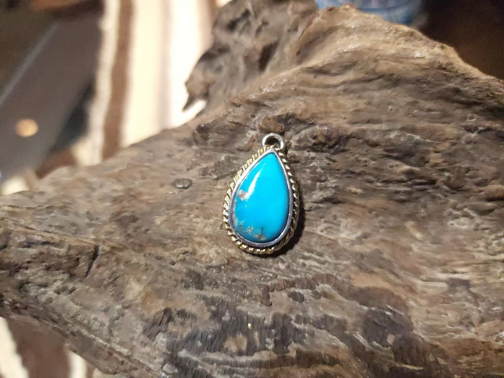 Black Venom Jewelry- Freedom & Prayer Sleeping Beauty 18k金繩松石吊墜