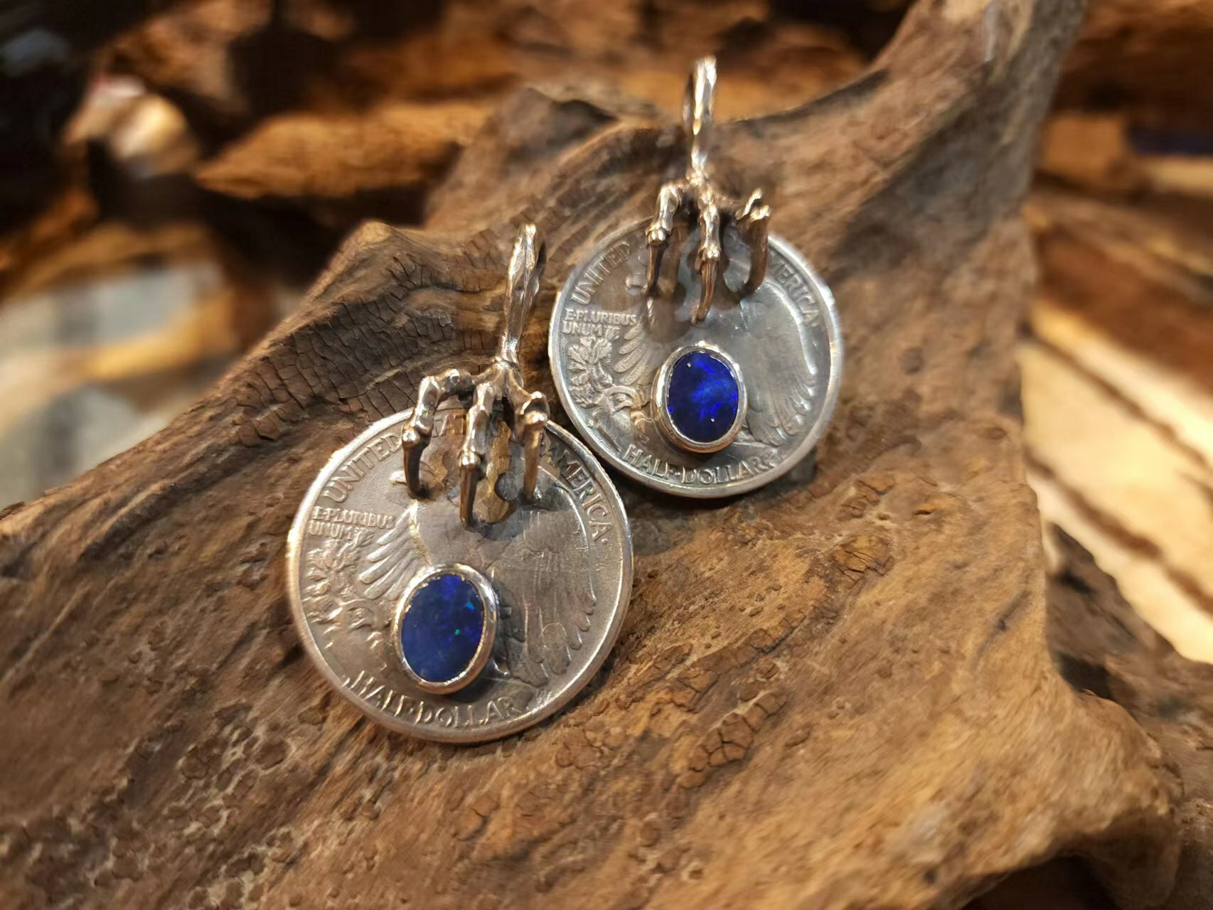 *Black Venom Jewelry - Freedom & Prayer  -- 鷹爪銀幣吊墜鑲 澳洲蛋白石。