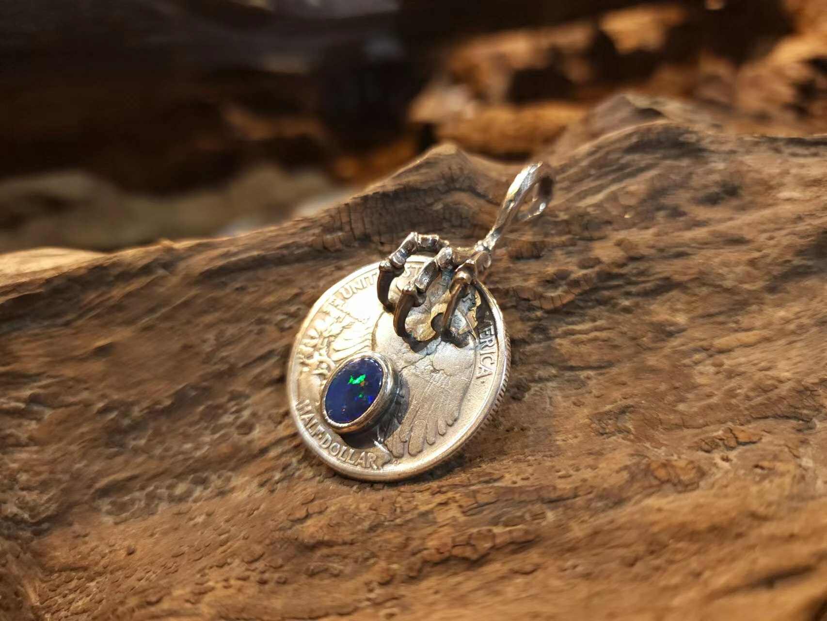 *Black Venom Jewelry - Freedom & Prayer  -- 鷹爪銀幣吊墜鑲 澳洲蛋白石。
