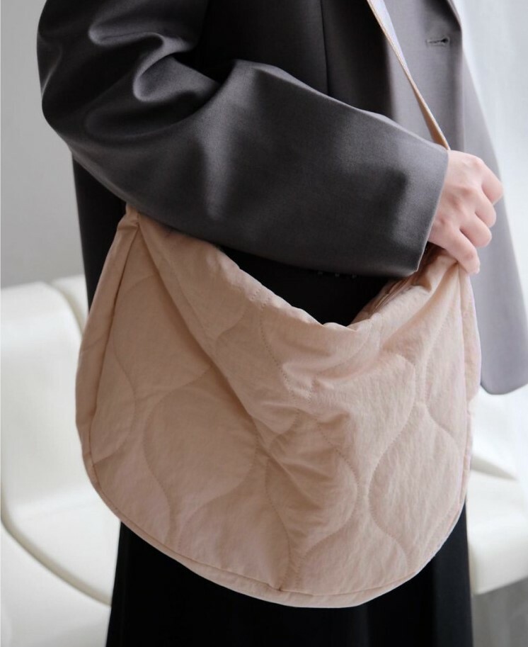 【最後現貨】韓國 雲朵 衍線 柔軟 斜背包