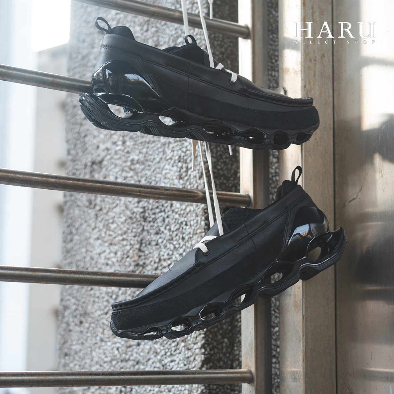 日本限定 Mizuno Wave Prophecy Moc "Black" 全黑 皮革 莫卡辛 簍空 彈簧鞋底 男女同款 復古休閒鞋 D1GD230601