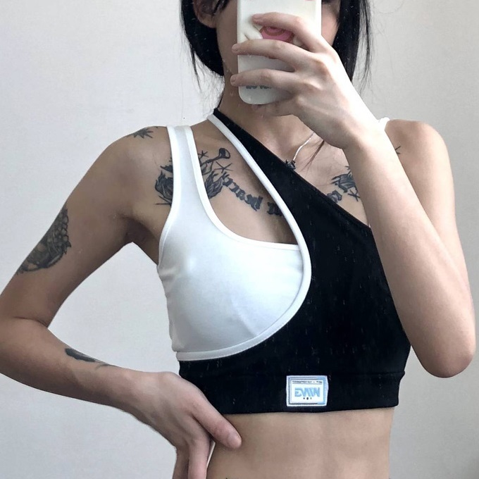 Hot selling contrasting color slanted shoulder vest (black and white) (S/M size) (contact customer service after placing the order to confirm the delivery size)