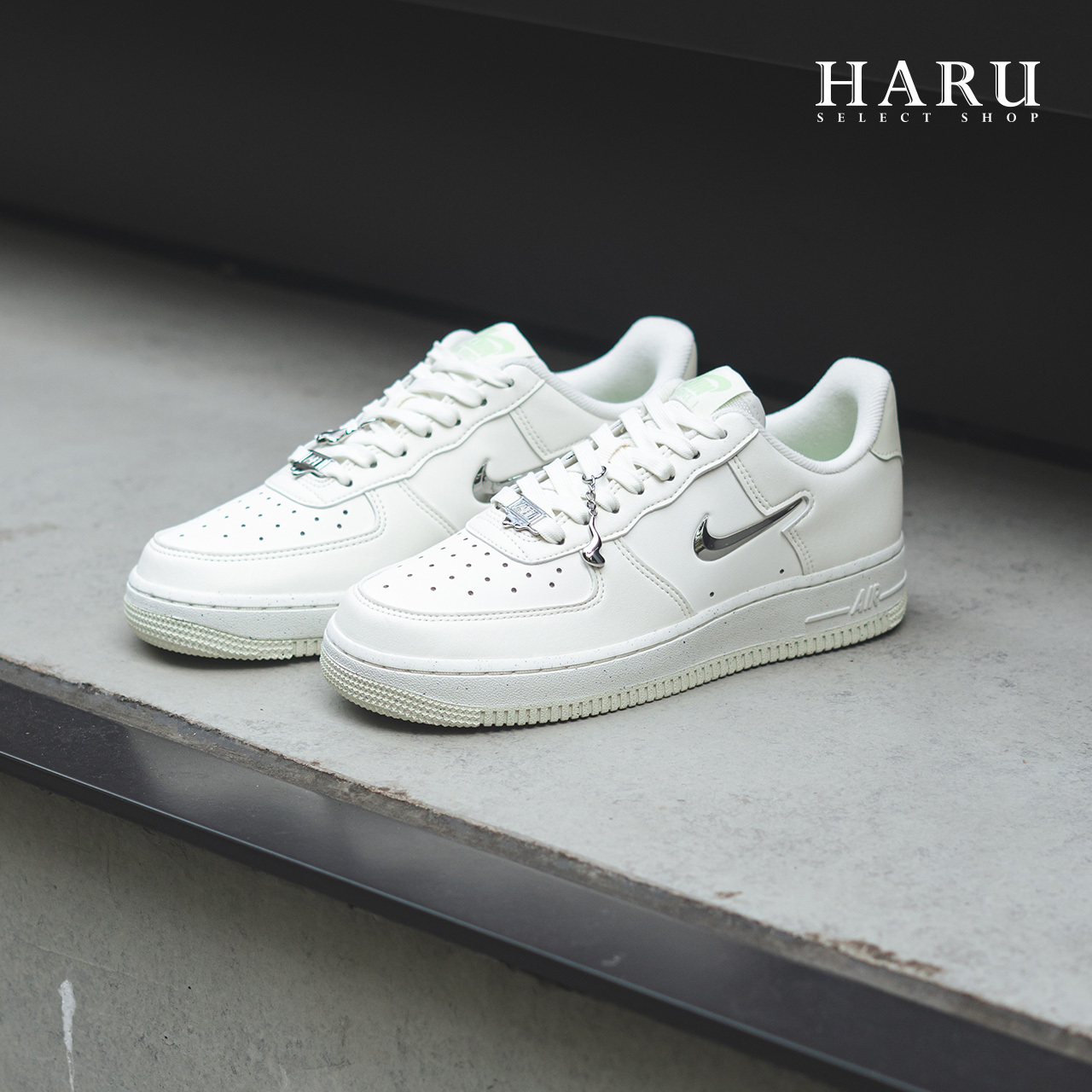 NIKE AIR FORCE 1 AF1 液態銀 金屬銀勾 變形勾勾小吊飾 薄荷綠 倒勾 女生復古休閒鞋 FN8540-100