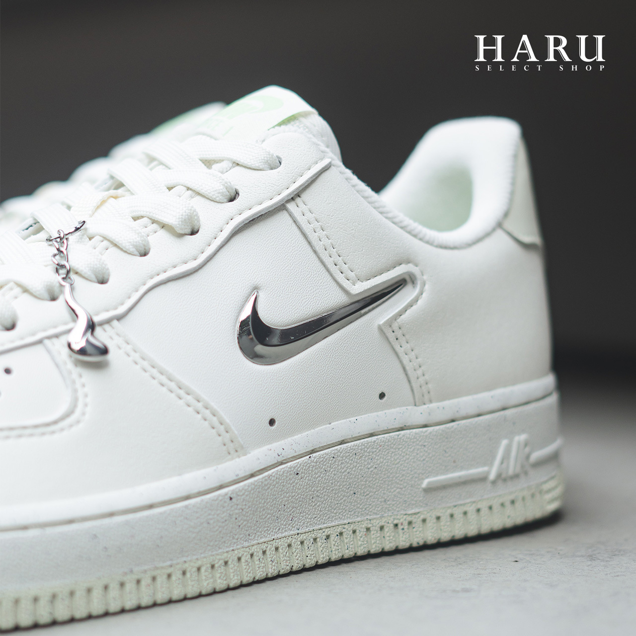 NIKE AIR FORCE 1 AF1 液態銀 金屬銀勾 變形勾勾小吊飾 薄荷綠 倒勾 女生復古休閒鞋 FN8540-100