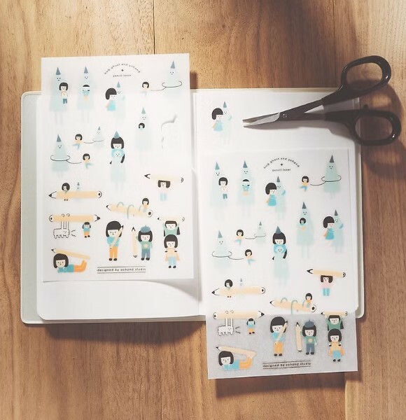 YO HAND STUDIO PRINT ON STICKER HUG AND PENCIL