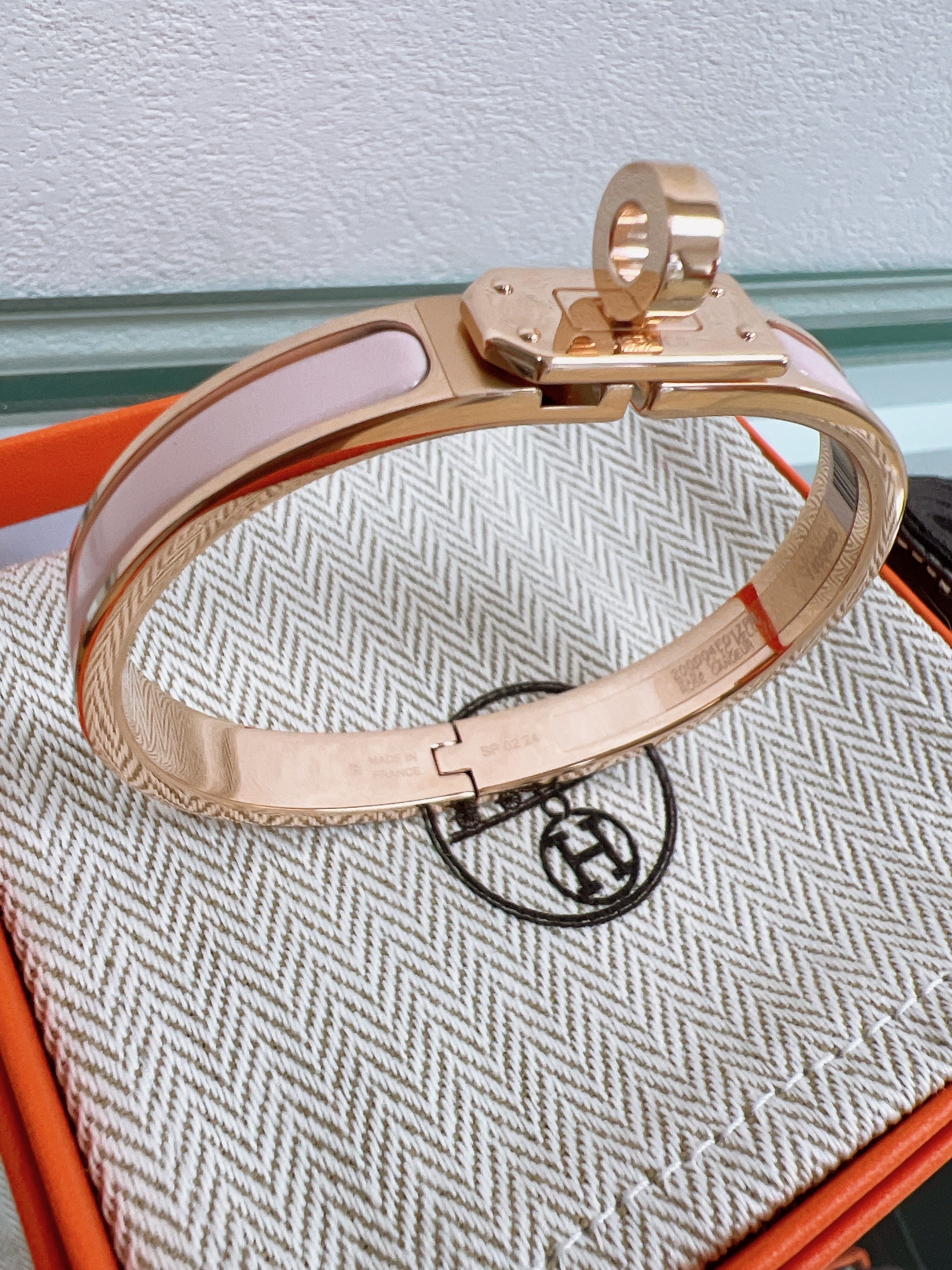 *Unused* Hermes mini clic kelly bracelet (pink/rose gold hardware)