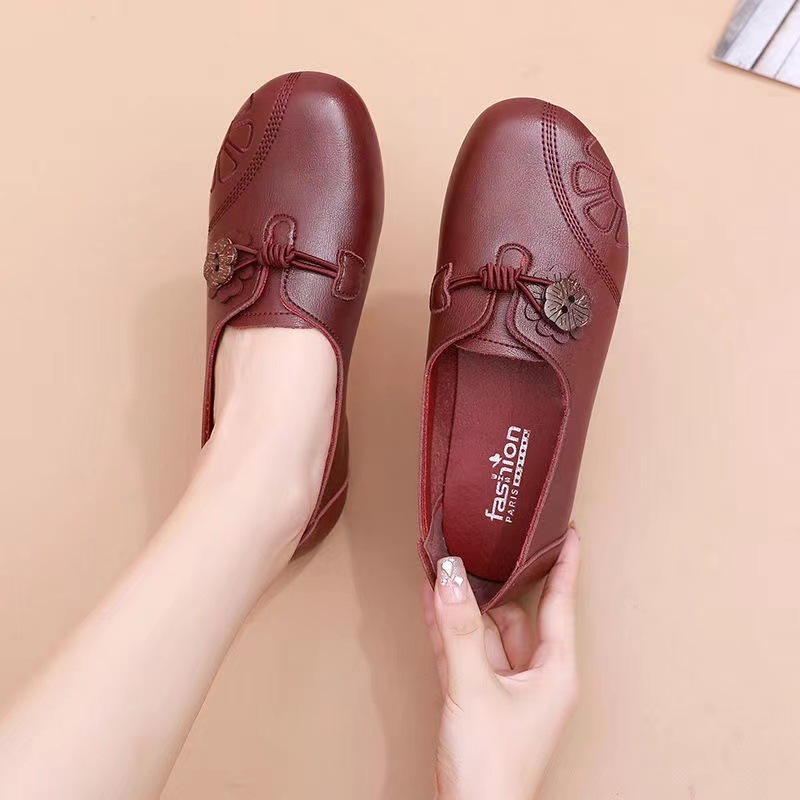 Hot selling slip-on shoes (burgundy size 35-40) (please contact customer service to confirm the delivery size after placing the order)
