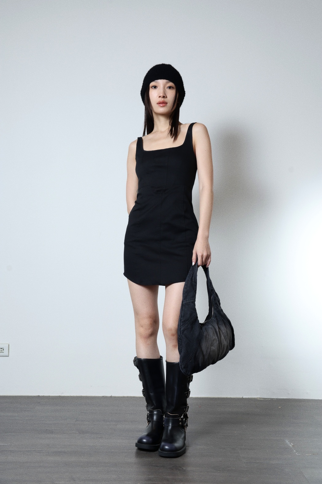 【瑕疵】約會首選 修身方領背心短洋-黑