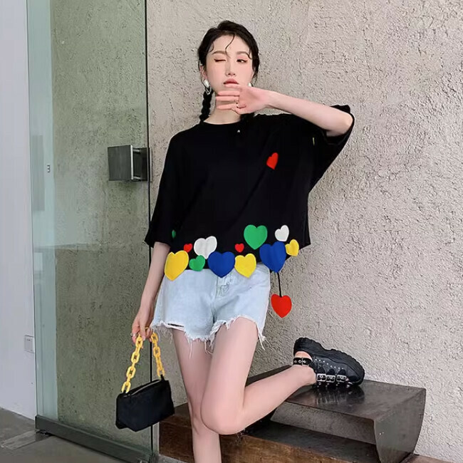 Hot selling straight love short-sleeved T-shirt (Flower World Black) (S-L size) (contact customer service after placing the order to confirm the delivery size)