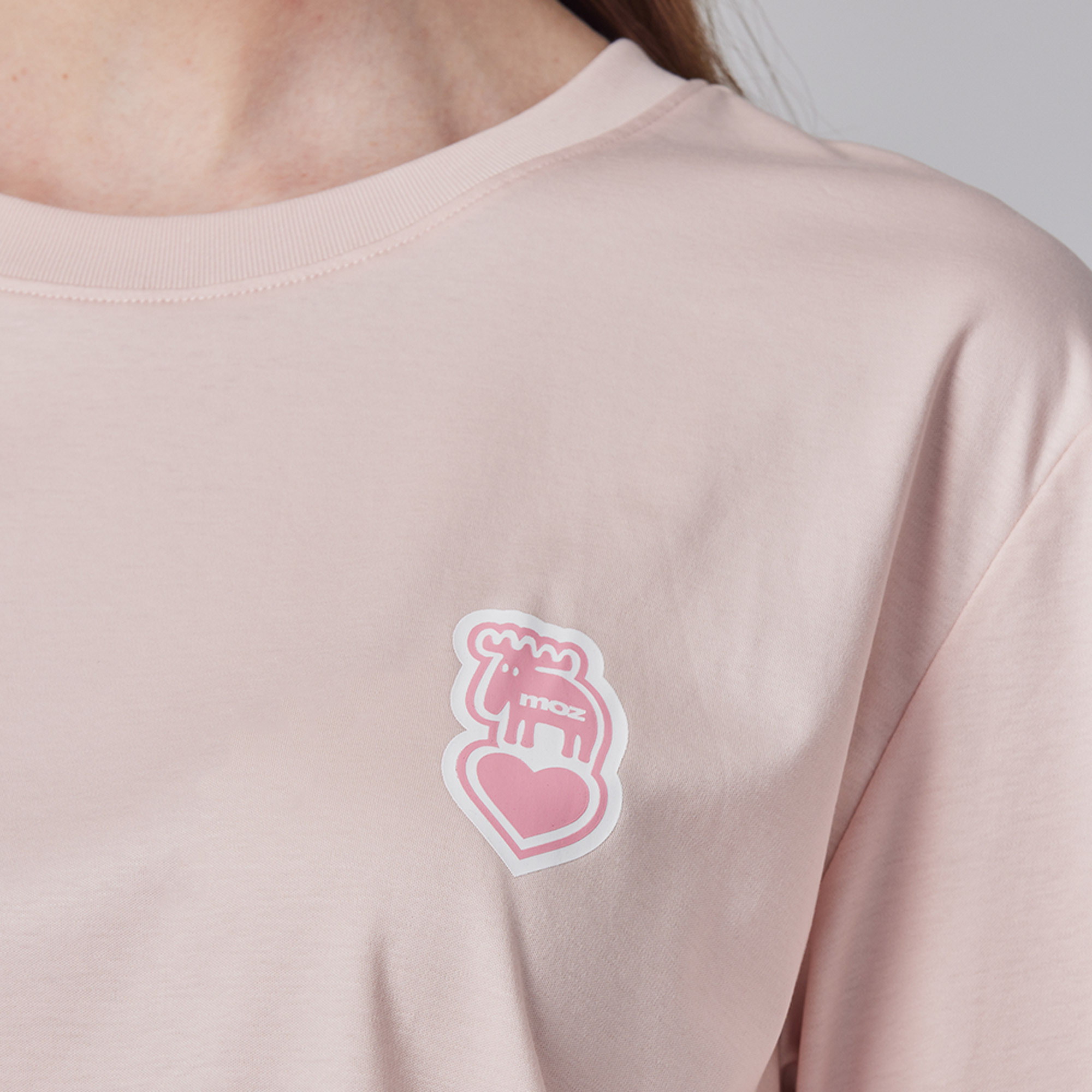 ❄️冰河棉 moz瑞典 愛心駝鹿 舒適 冰河棉 100%純棉 涼感彈力T恤-淺粉(亞洲版)女款