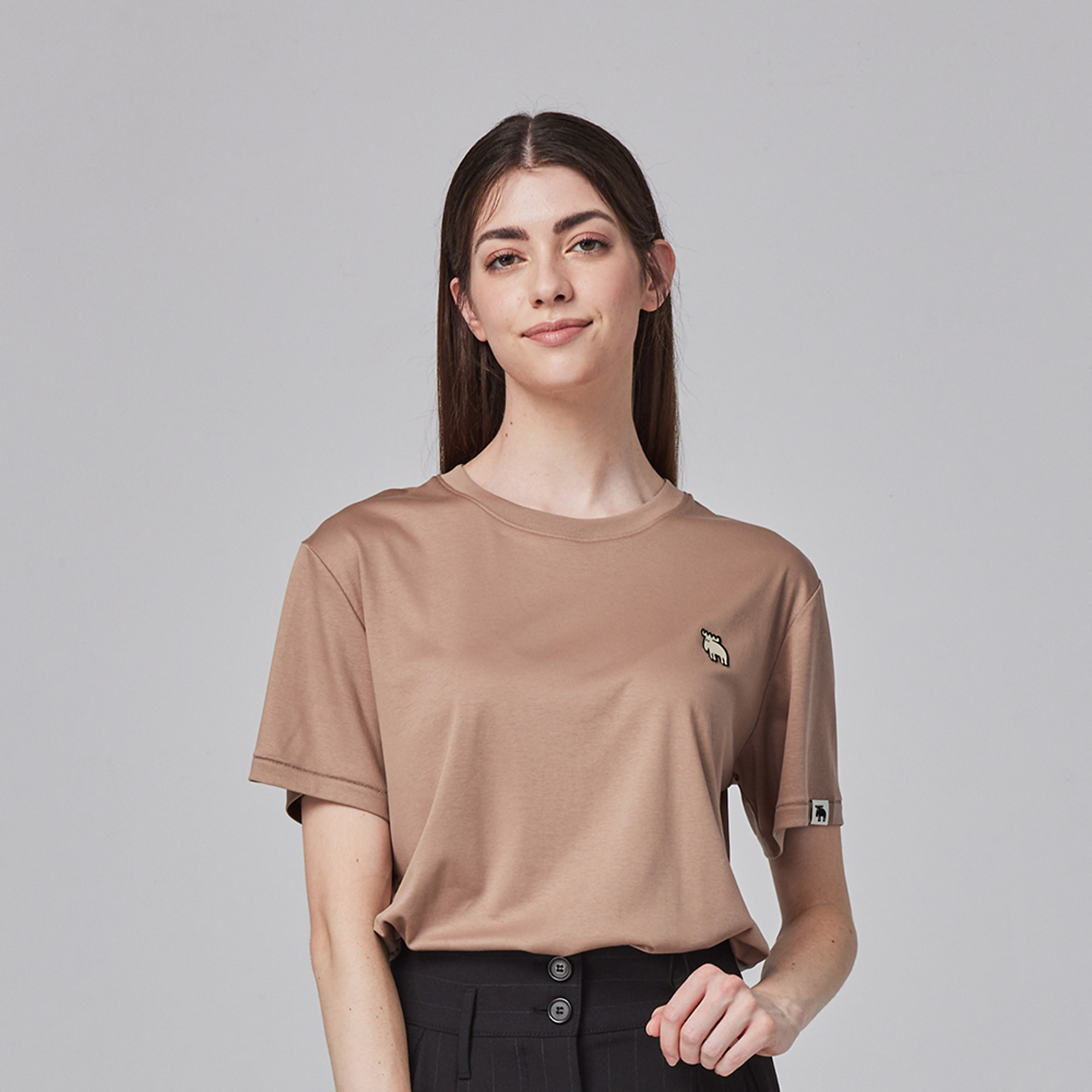 ❄️冰河棉 moz瑞典 刺繡駝鹿 舒適 冰河棉 100%純棉 涼感 彈力T恤 -可可(亞洲版)女款