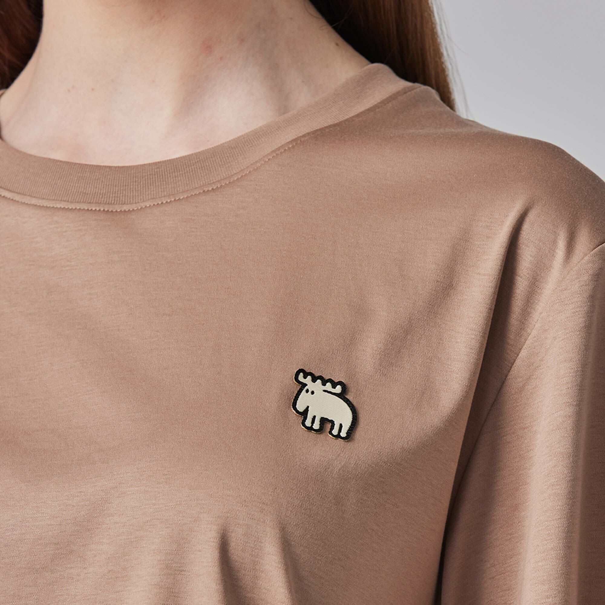 ❄️冰河棉 moz瑞典 刺繡駝鹿 舒適 冰河棉 100%純棉 涼感 彈力T恤 -可可(亞洲版)女款