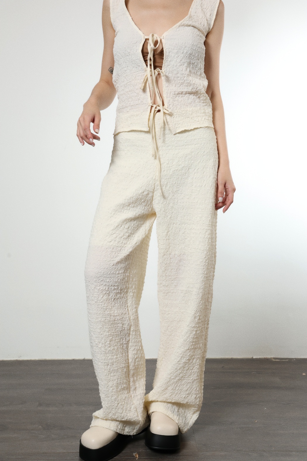 慵懶皺皺布寬管褲-米白