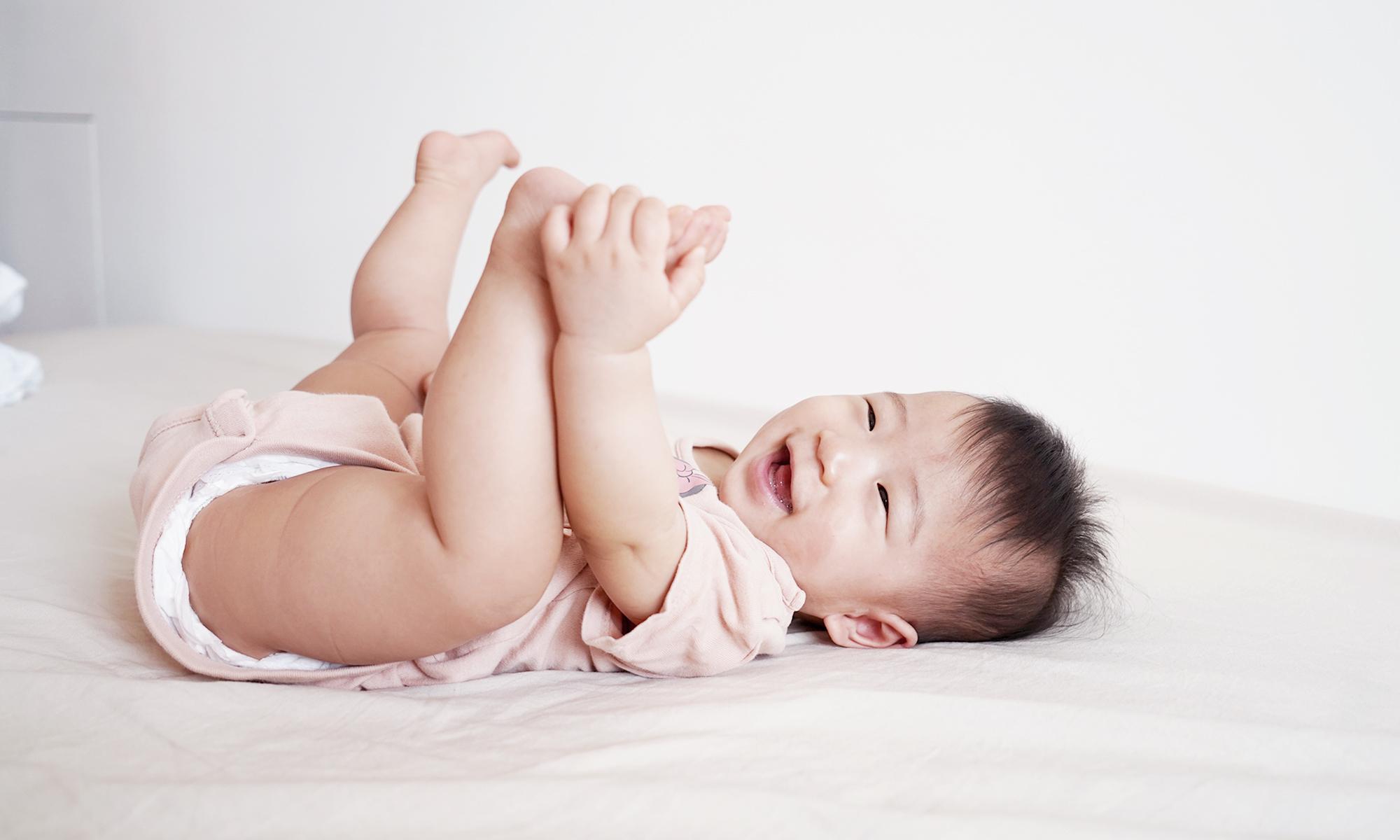 這是一張寶寶躺在床上的照片