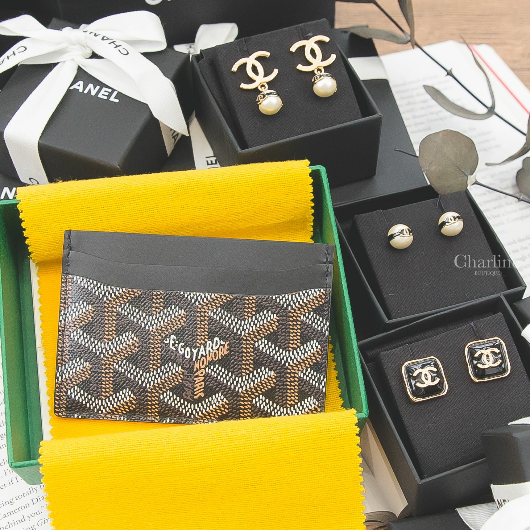 Chanel 金色CC黑色線條珍珠垂墜耳環,黑色線條金CC珍珠耳環,黑底金CC金色邊框方形耳環,Goyard 黑色小牛皮拼黃色夾層內裡卡片夾-Charline Boutique 精品代購
