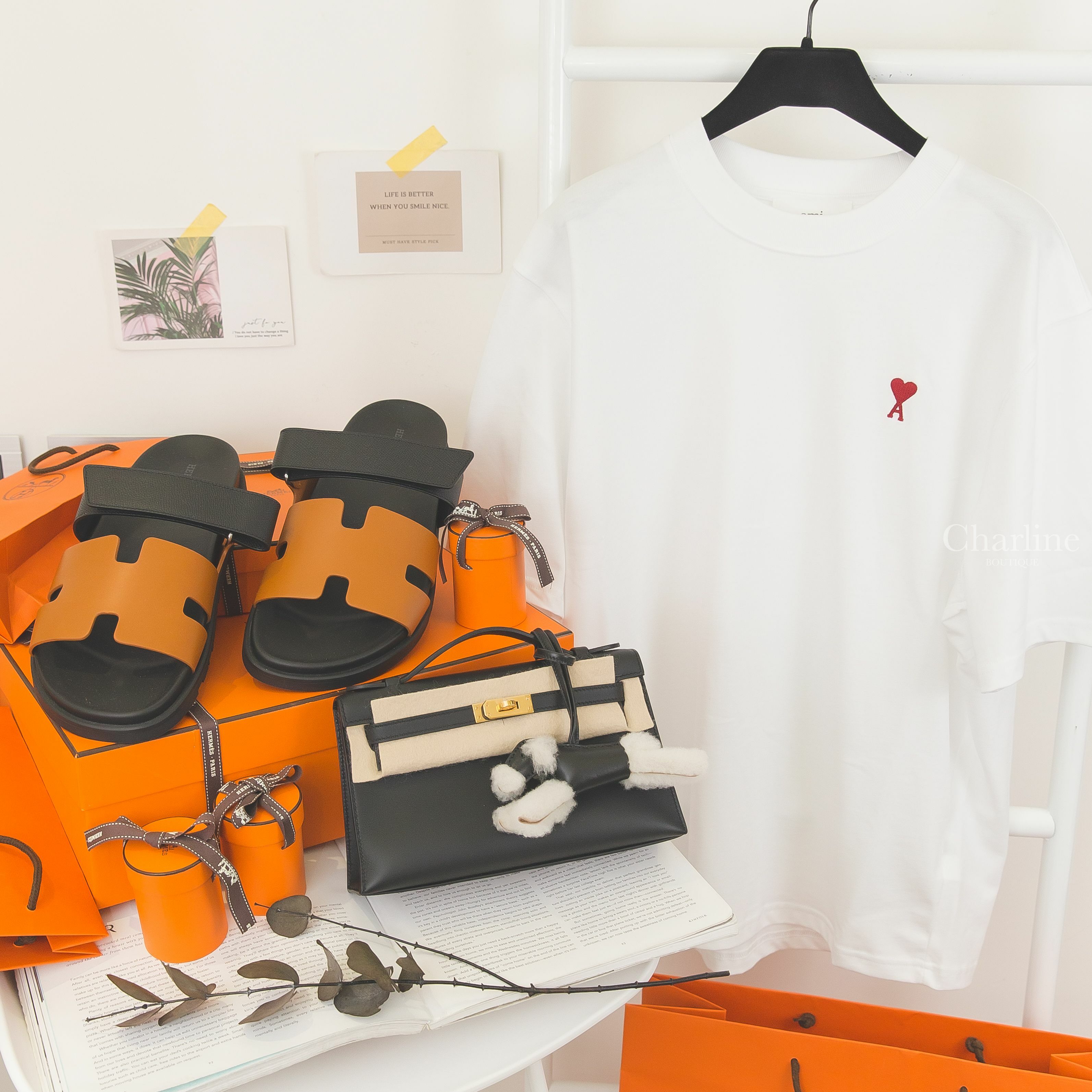 Hermès Mini Kelly I 89 Noir Swift 黑色金釦,Hermès Budy Charm 黑色羊毛獵狐梗犬吊飾,Hermès Chypre Sandal 自然駝色拼黑色小牛皮拖鞋-Charline Boutique 精品代購