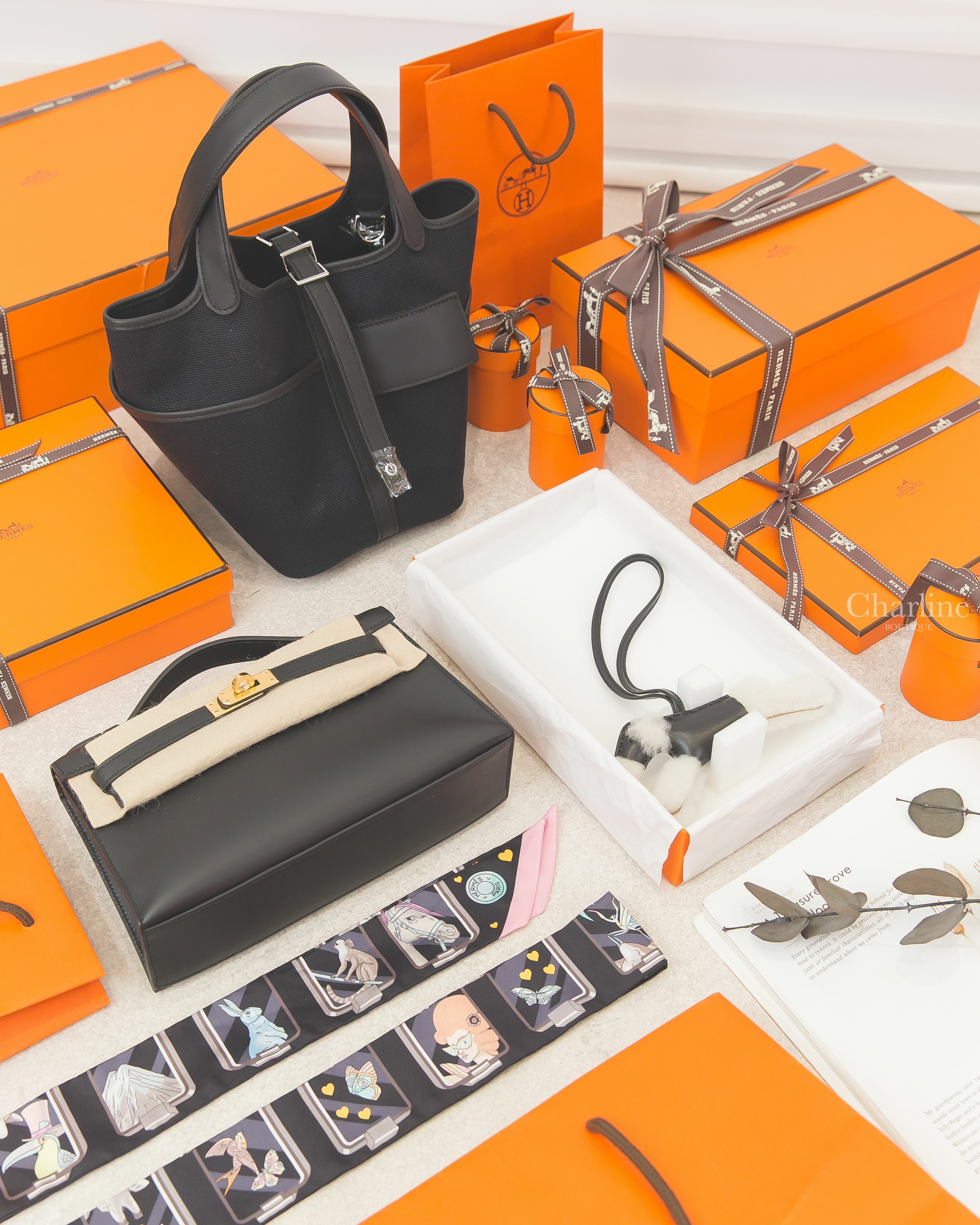 Hermès Mini Kelly I 黑色金釦,Budy Charm 黑色羊毛獵狐梗犬吊飾,Picotin Lock 18 海洋藍帆布拼黑色牛皮銀釦,黑色/玫瑰色/灰色/故事愛心絲巾-Charline Boutique 精品代購