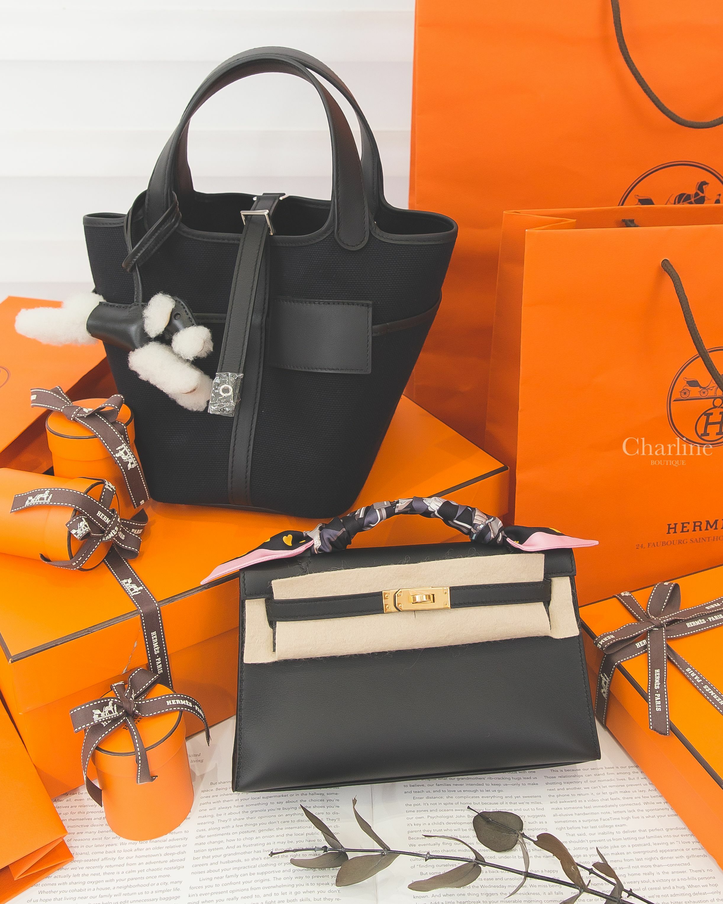 Hermès Mini Kelly I 黑色金釦,Budy Charm 黑色羊毛獵狐梗犬吊飾,Picotin Lock 18 海洋藍帆布拼黑色牛皮銀釦,黑色/玫瑰色/灰色/故事愛心絲巾-Charline Boutique 精品代購