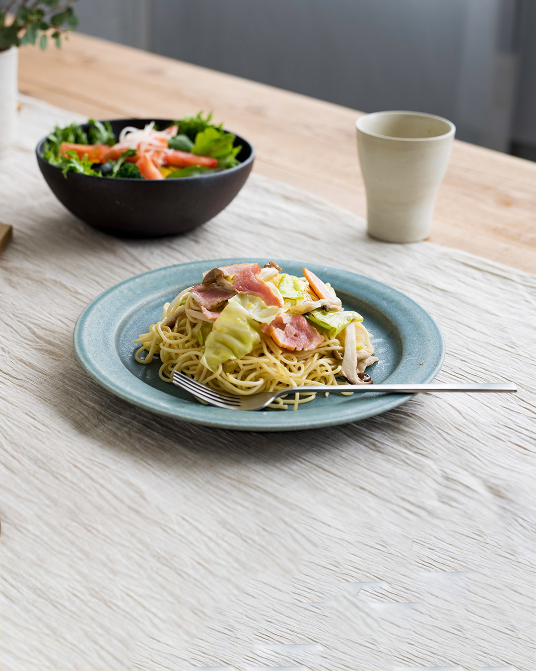 Meizan kiln Teiban Ware Round Plate L light celadon｜Shigaraki ware