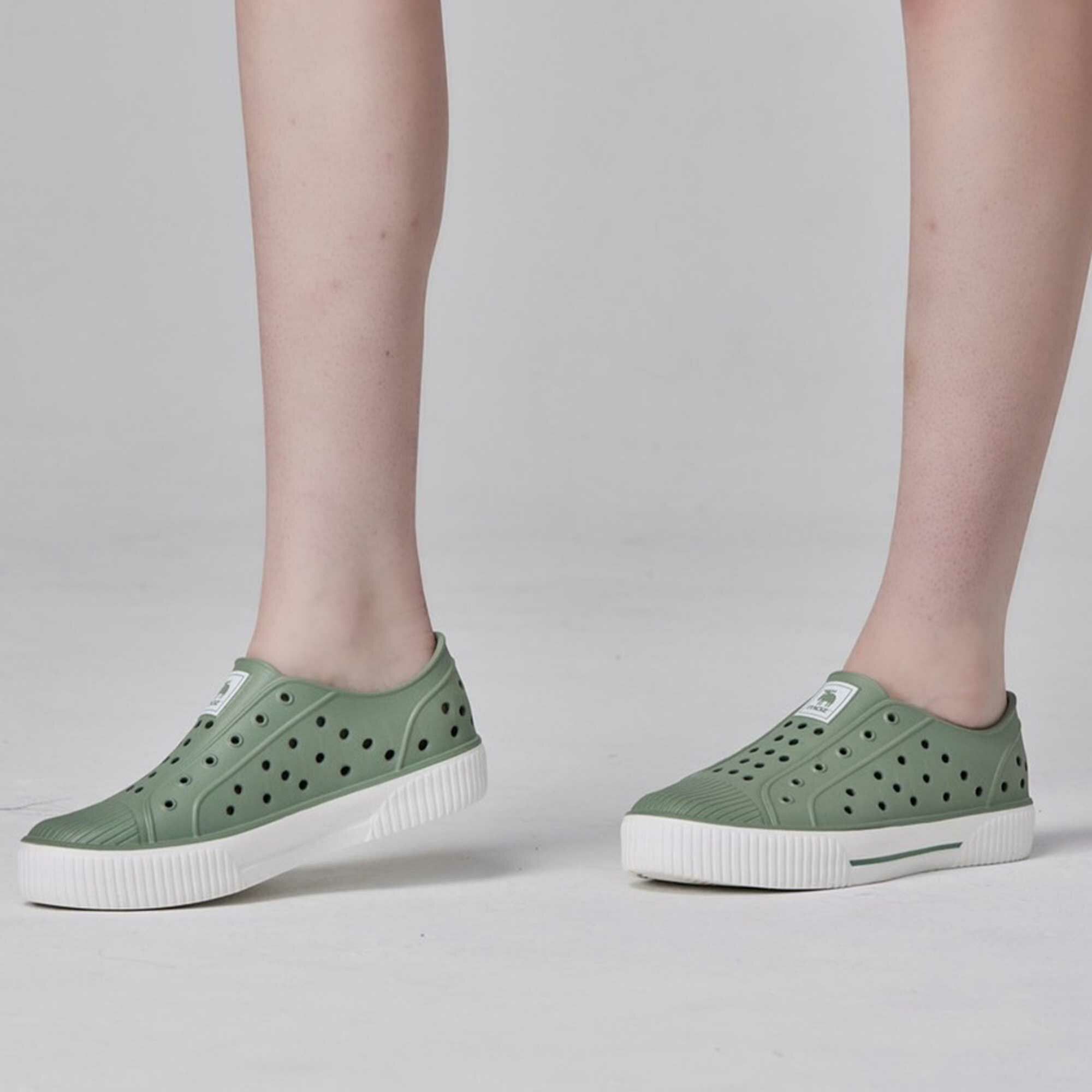 moz瑞典 駝鹿 雙色洞洞餅乾水鞋 (綠拿鐵) 全球首創 舒適厚底 防潑水+全防水-附鞋扣