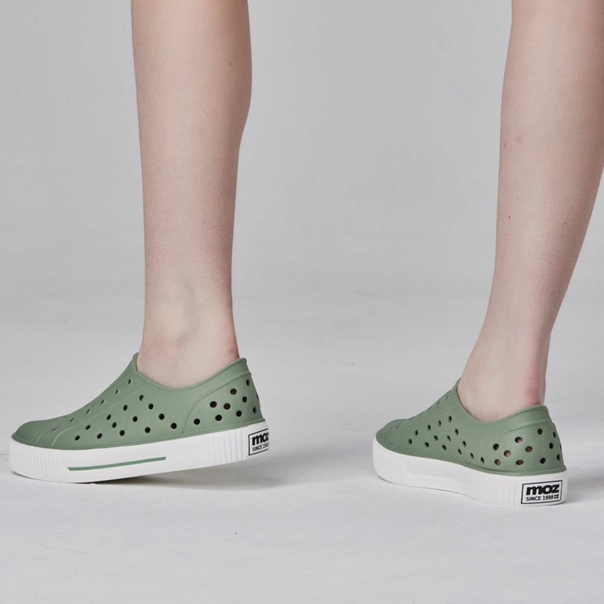 moz瑞典 駝鹿 雙色洞洞餅乾水鞋 (綠拿鐵) 全球首創 舒適厚底 防潑水+全防水-附鞋扣