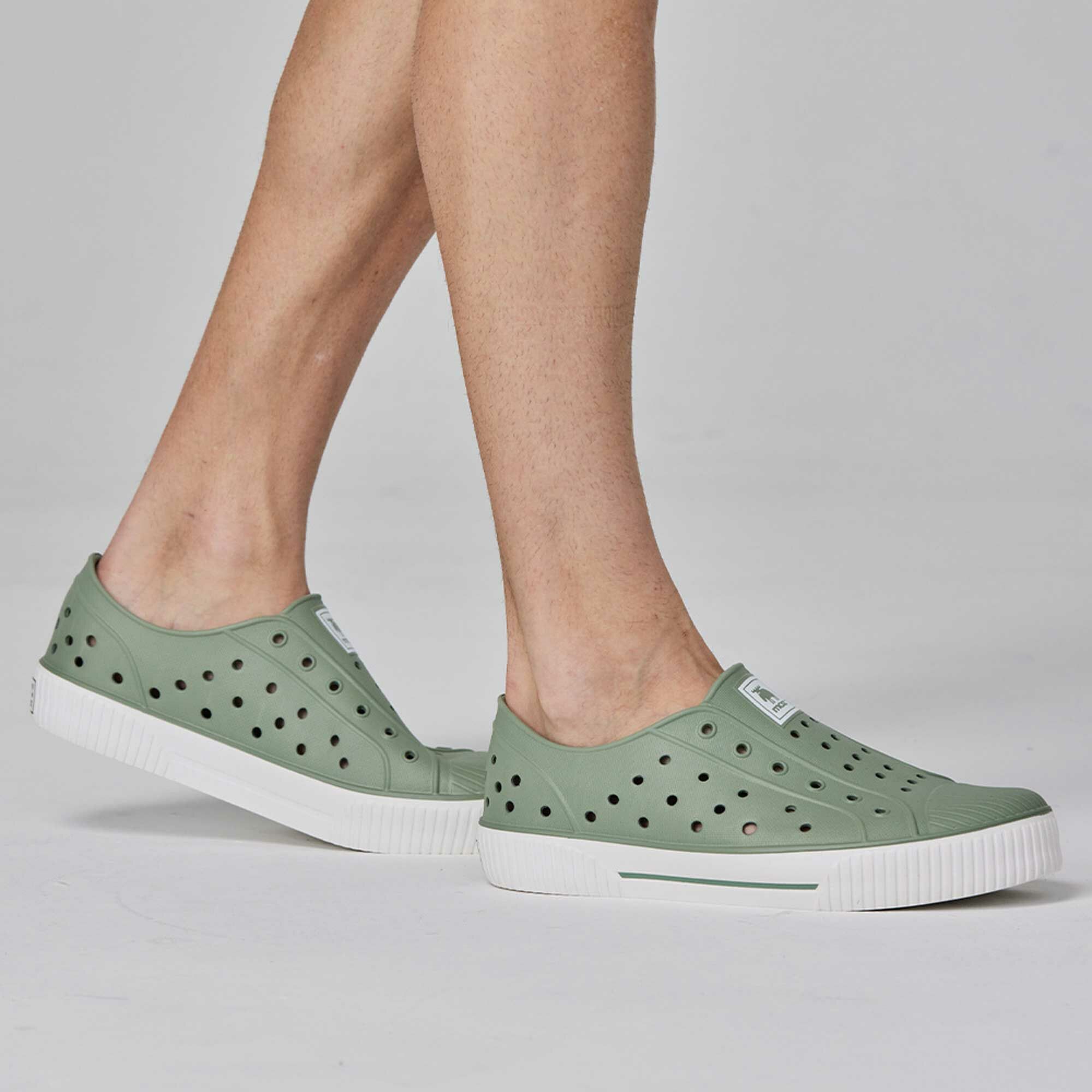 moz瑞典 駝鹿 雙色洞洞餅乾水鞋 (綠拿鐵) 全球首創 舒適厚底 防潑水+全防水-附鞋扣