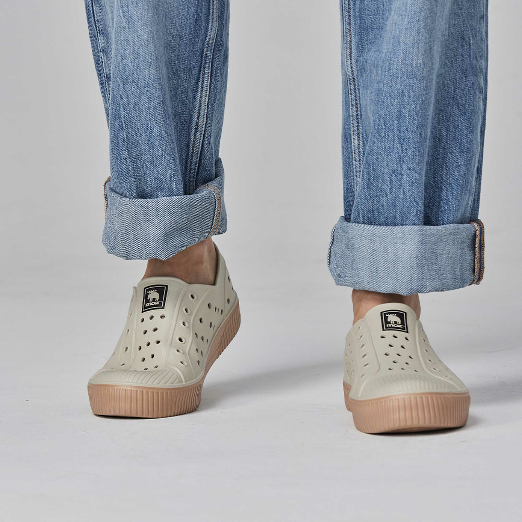 moz瑞典 駝鹿 雙色洞洞餅乾水鞋 (焦糖燕麥) 全球首創 舒適厚底 防潑水+全防水-附鞋扣