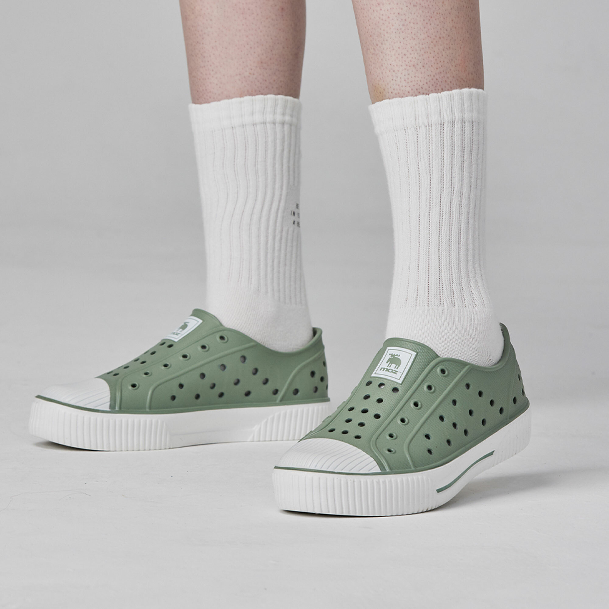 moz瑞典 駝鹿 雙色洞洞餅乾水鞋 (奶蓋綠拿鐵) 全球首創 舒適厚底 防潑水+全防水-附鞋扣