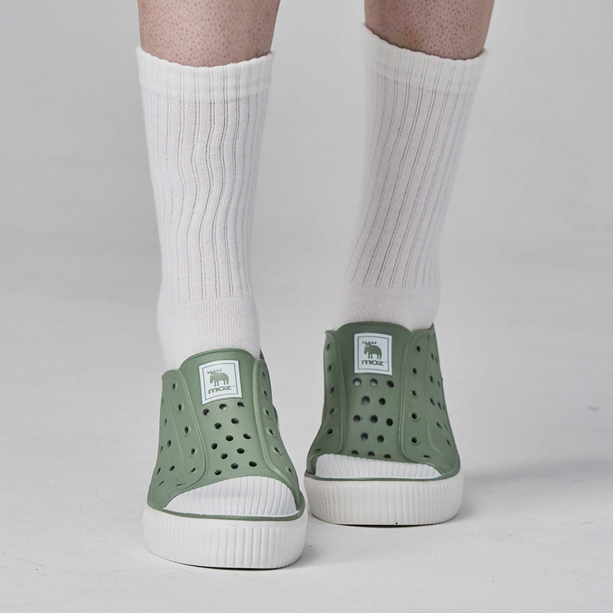 moz瑞典 駝鹿 雙色洞洞餅乾水鞋 (奶蓋綠拿鐵) 全球首創 舒適厚底 防潑水+全防水-附鞋扣