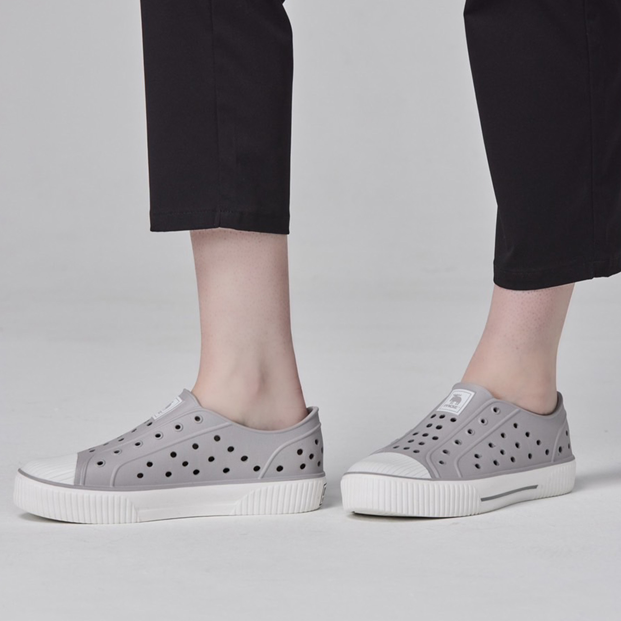 moz瑞典 駝鹿 雙色洞洞餅乾水鞋 (奶蓋水泥灰) 全球首創 舒適厚底 防潑水+全防水-附鞋扣