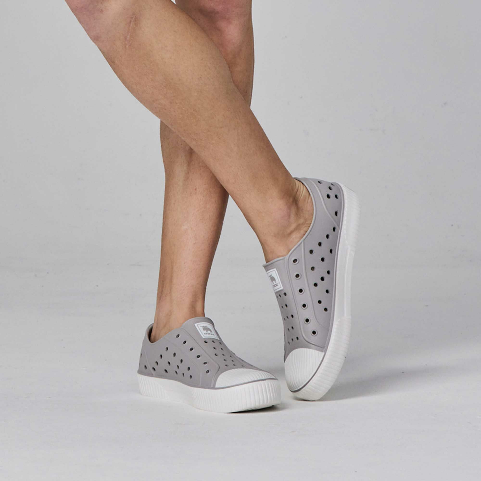 moz瑞典 駝鹿 雙色洞洞餅乾水鞋 (奶蓋水泥灰) 全球首創 舒適厚底 防潑水+全防水-附鞋扣