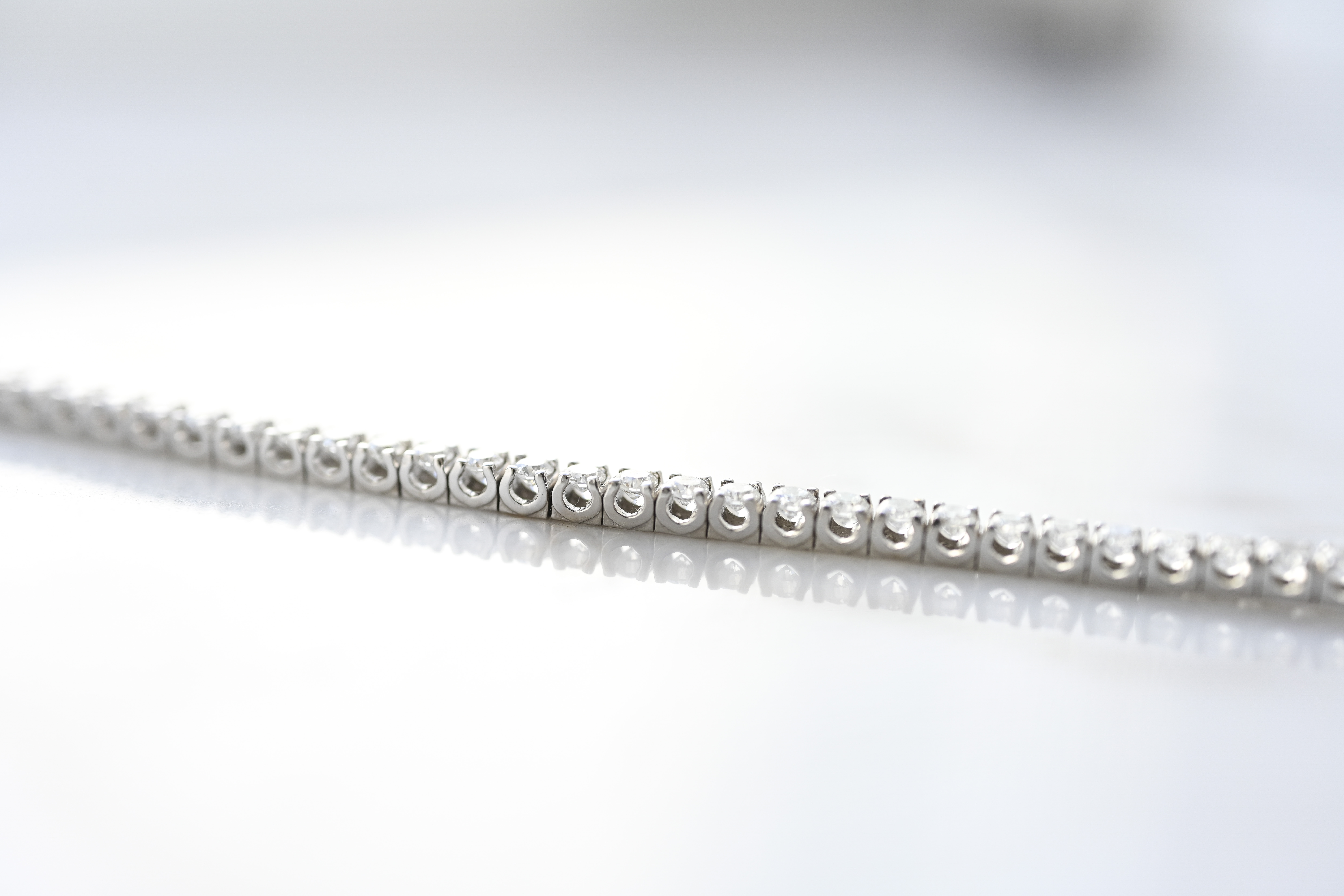 18K 2.66ct U-shape prong Diamond Bracelet