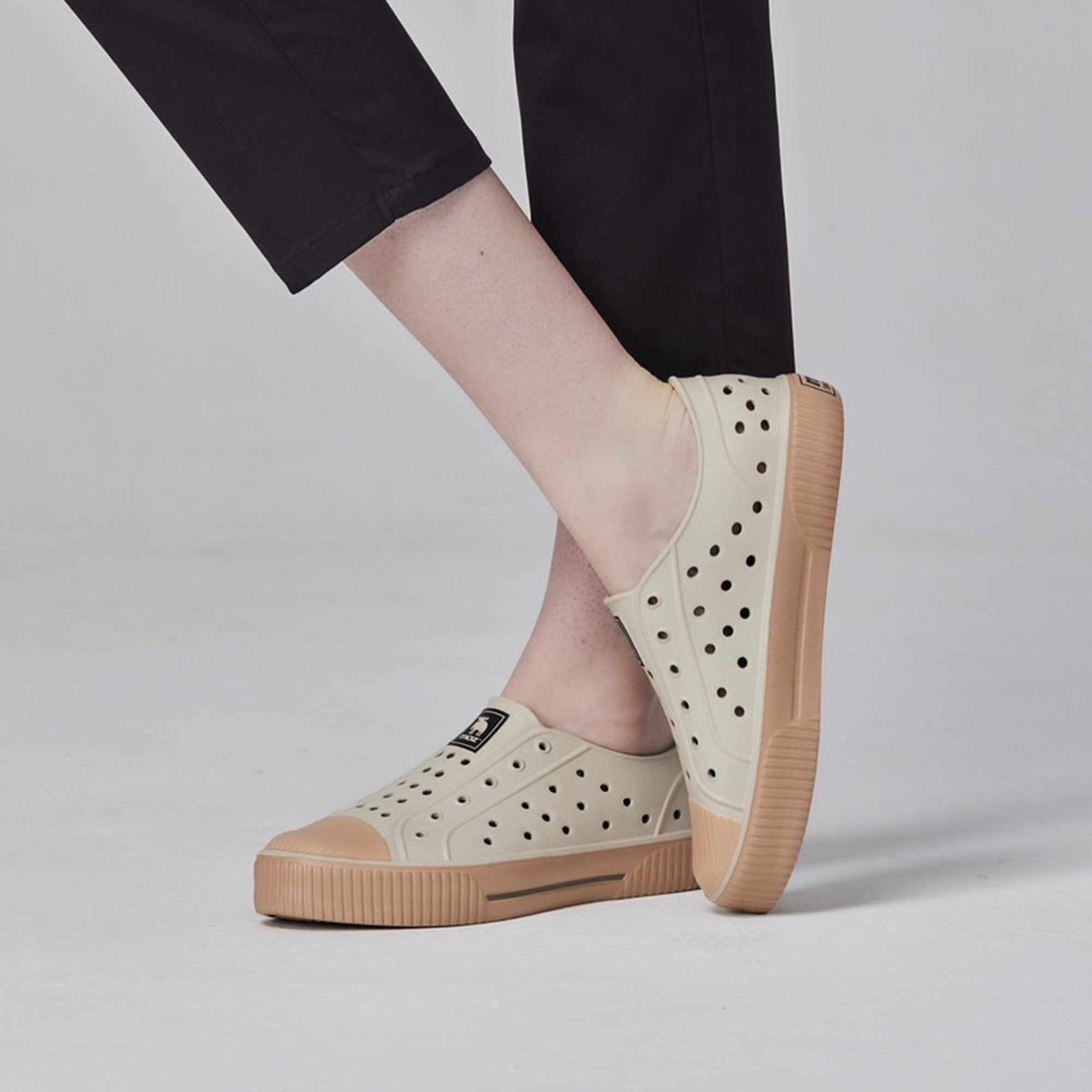 moz瑞典 駝鹿 雙色洞洞餅乾水鞋 (奶蓋焦糖燕麥) 全球首創 舒適厚底 防潑水+全防水-附鞋扣