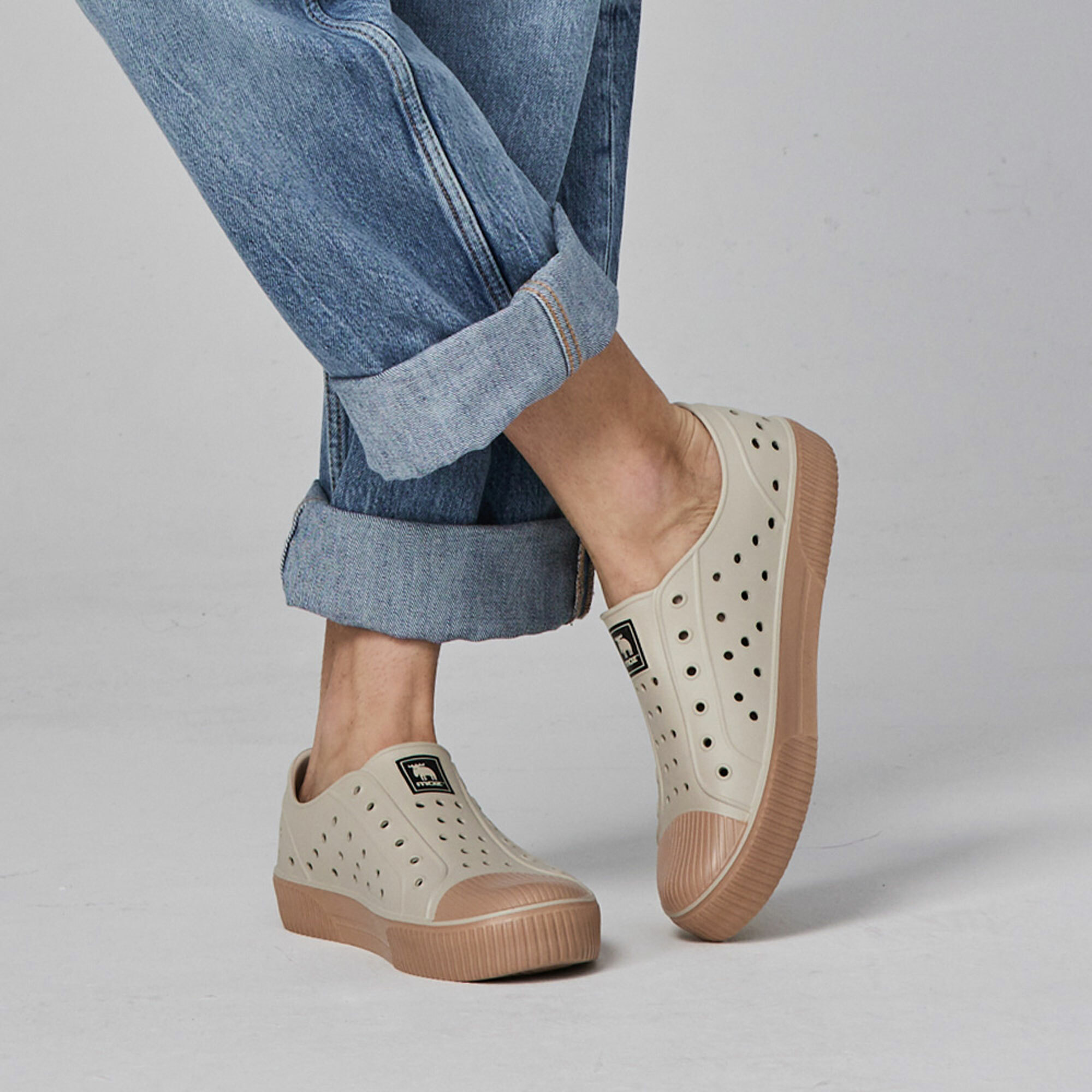 moz瑞典 駝鹿 雙色洞洞餅乾水鞋 (奶蓋焦糖燕麥) 全球首創 舒適厚底 防潑水+全防水-附鞋扣