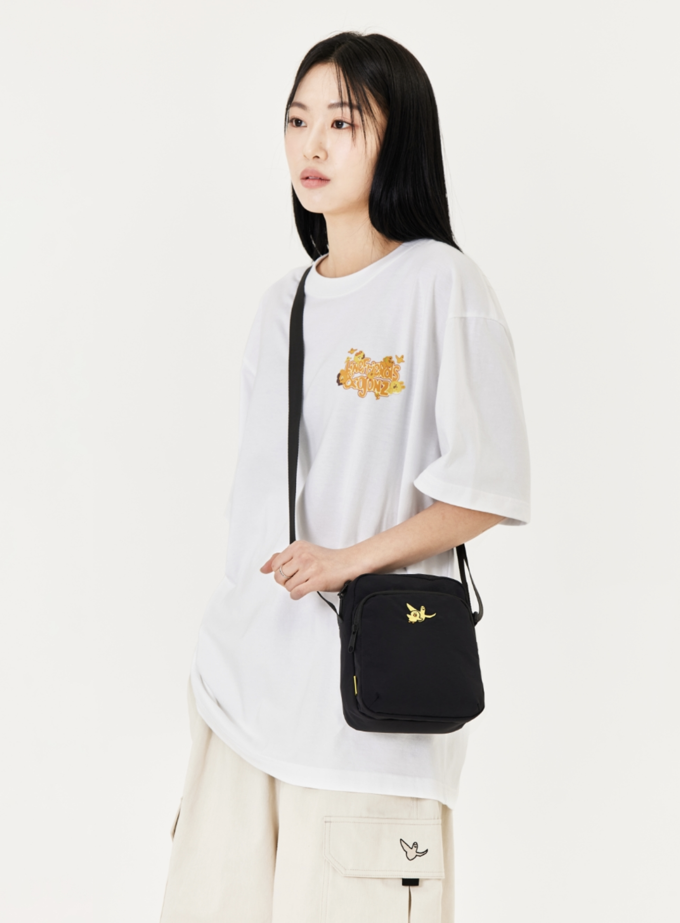 現貨｜韓國代購｜韓國品牌 MARK GONZALES x LINE FRIENDS - EMBROIDERY SMALL CROSS BAG (BLACK)