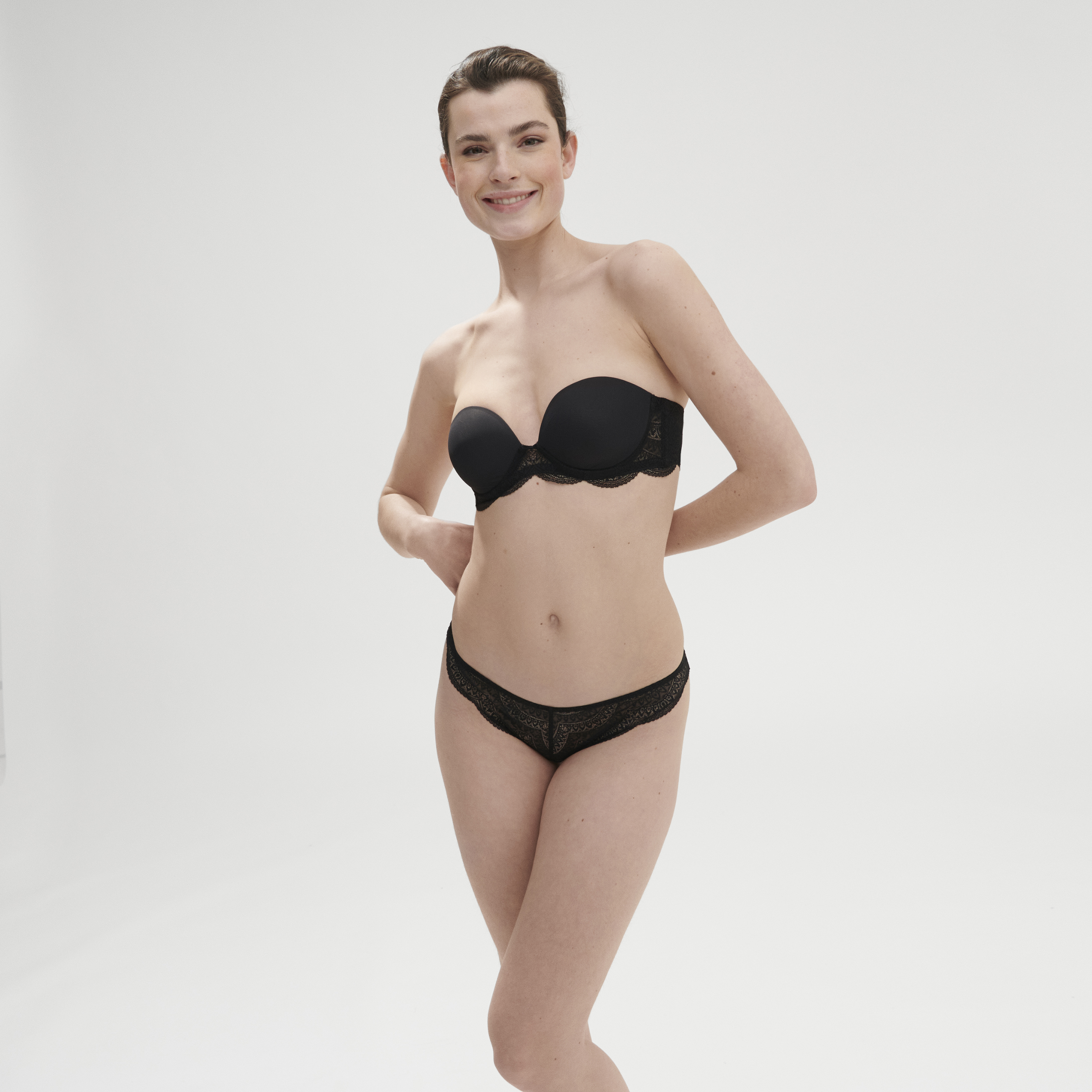 KARMA 出色 無肩帶胸罩 經典黑