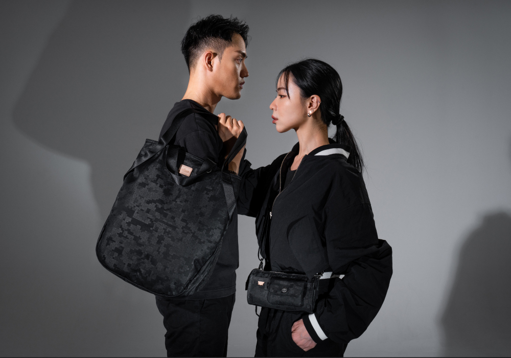 satana 城市光影托特包-樂高壓紋 SOS235R 男女側背形象照