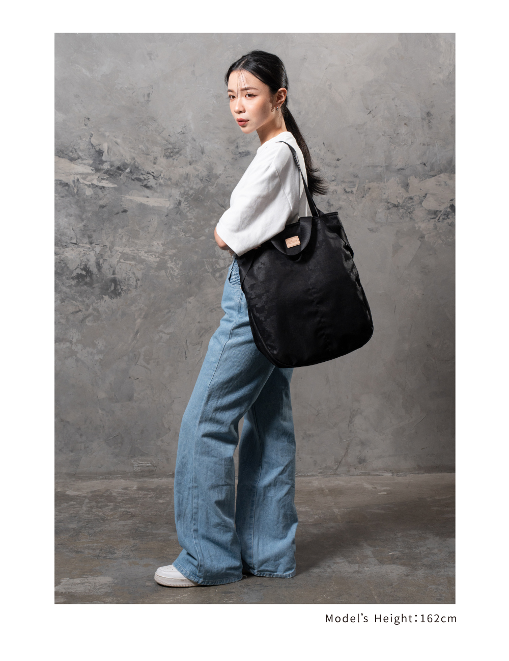 satana 城市光影托特包-樂高壓紋 SOS235R 女生身高比例照