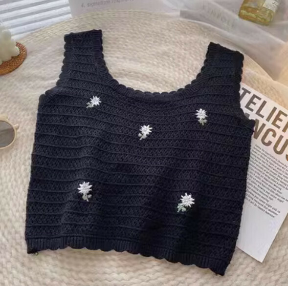 Small floral embroidered cropped vest (black) [one size]