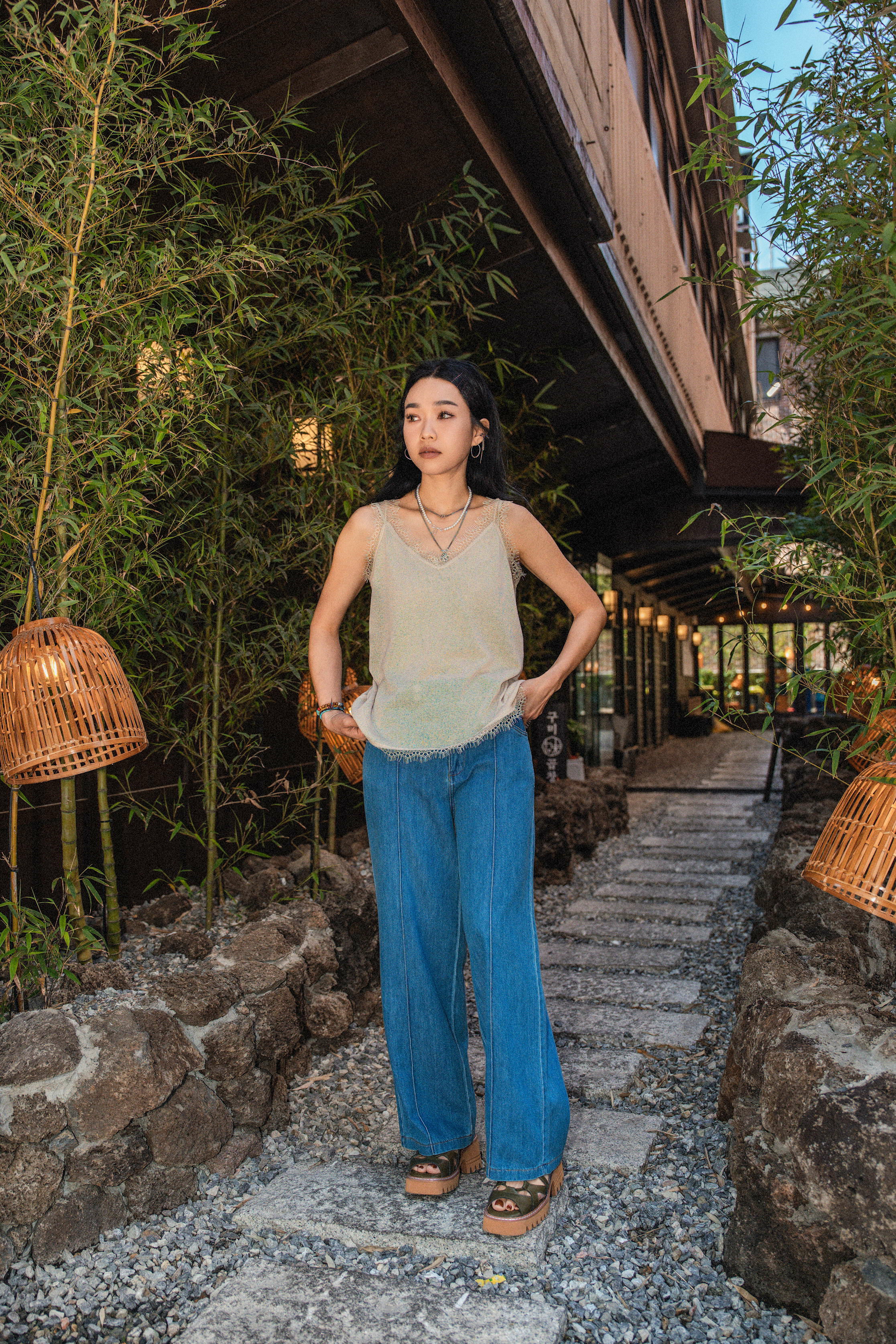 蕾絲邊針織吊帶背心 (現貨款式）