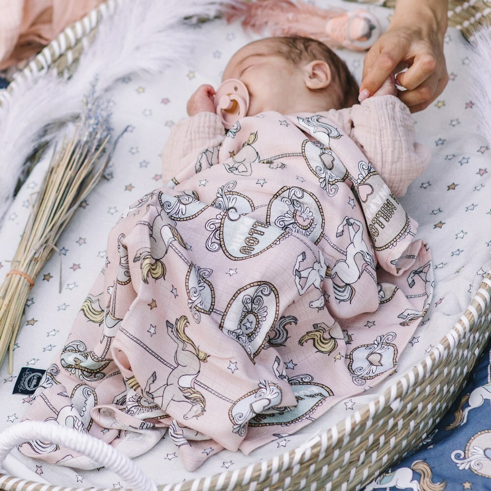 La Millou波蘭 竹纖涼感巾｜抗菌包巾｜旋轉小木馬(粉底)