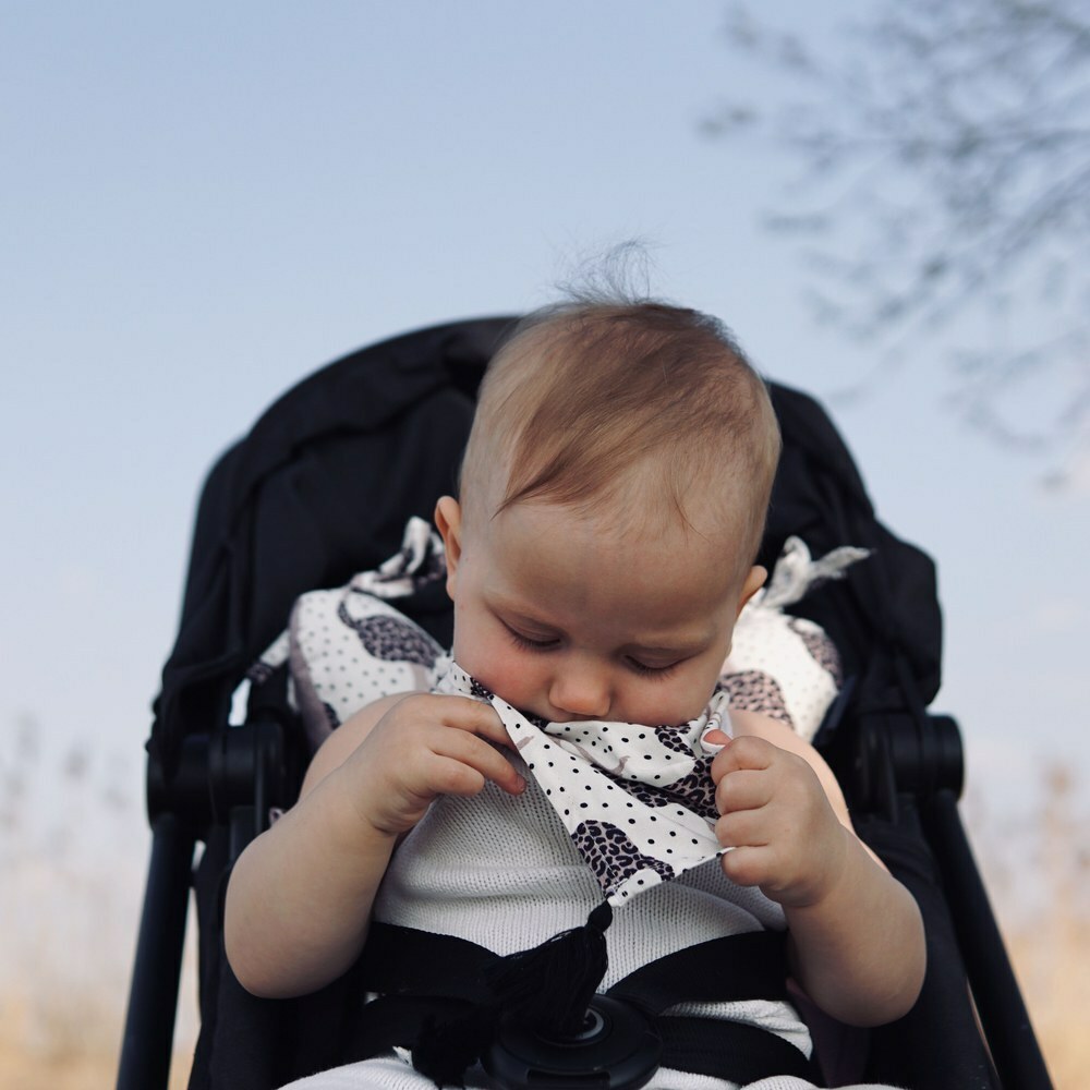 La Millou波蘭 竹纖涼感口水兜流蘇綁帶款｜抗菌口水兜｜伯爵粉茶花