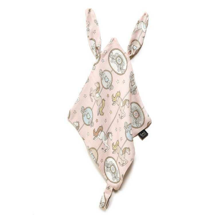 【原售價$799】La Millou波蘭 100%竹纖銀離子紗布巾玩偶奶嘴帶｜旋轉小木馬(粉底)