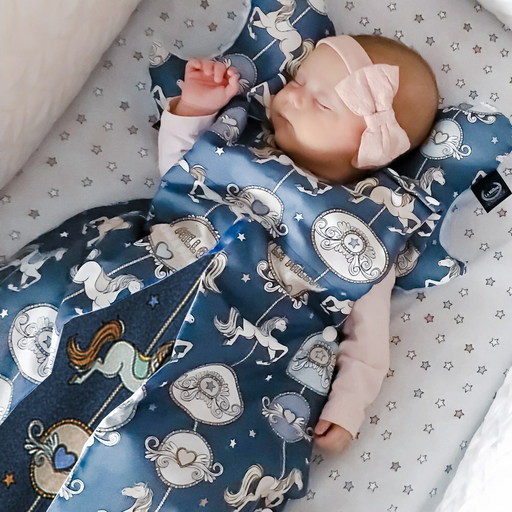 La Millou波蘭 抗菌竹纖涼感防踢被/防踢背心分腿扣(70cm)｜旋轉小木馬(藍底)